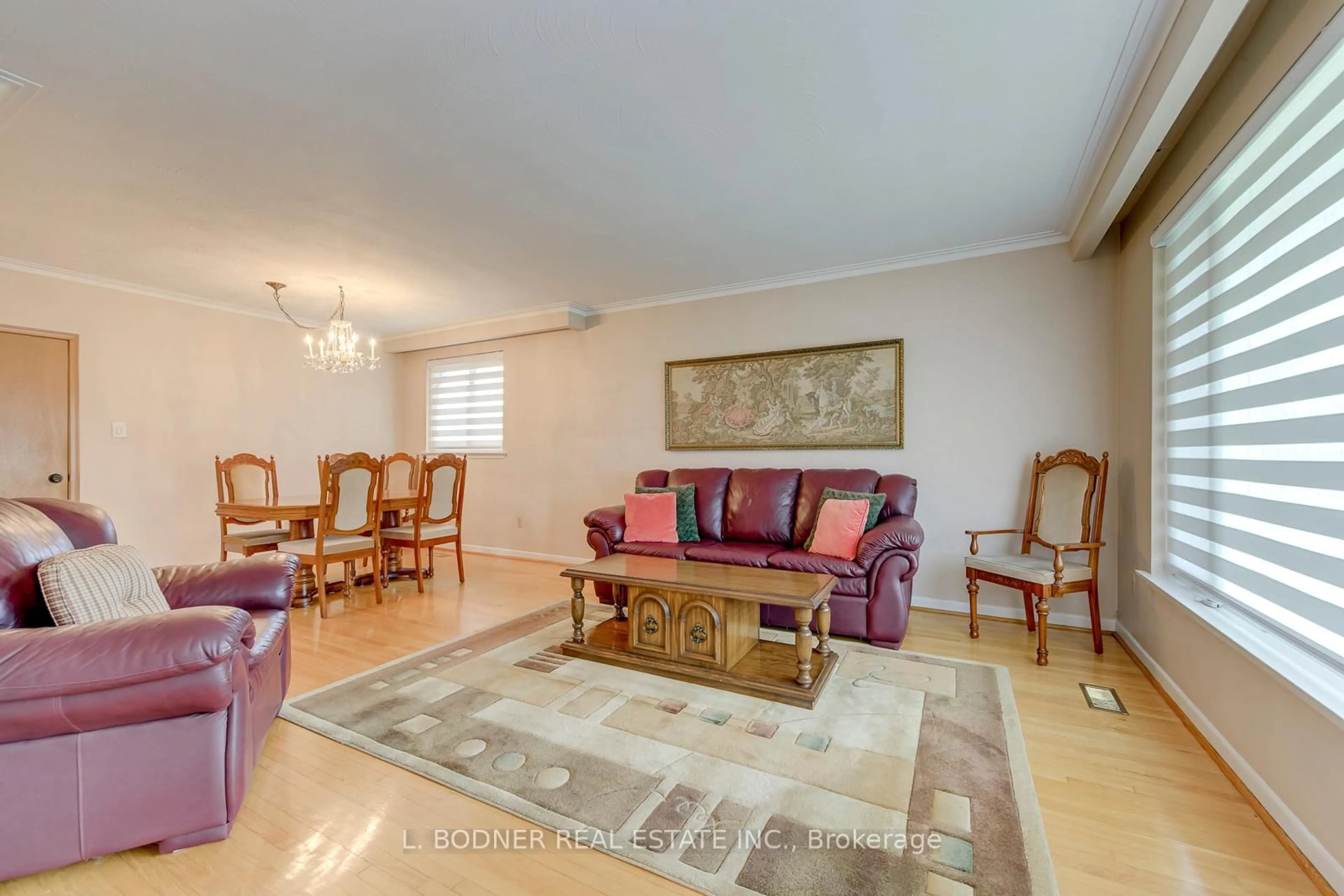 Living room with furniture, unknown for 3727 Morning Star Dr, Mississauga Ontario L4T 1Y6