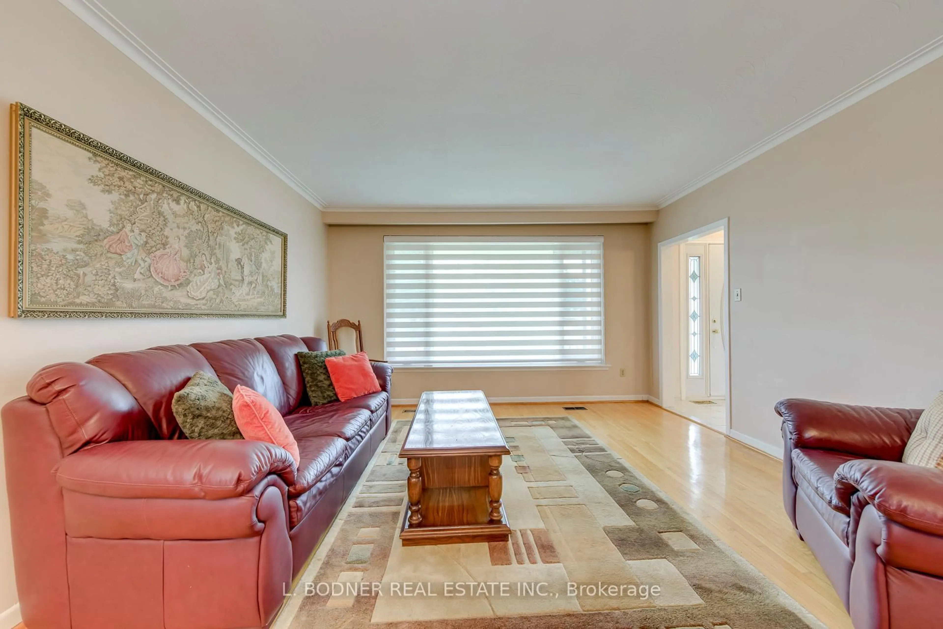 Living room with furniture, unknown for 3727 Morning Star Dr, Mississauga Ontario L4T 1Y6