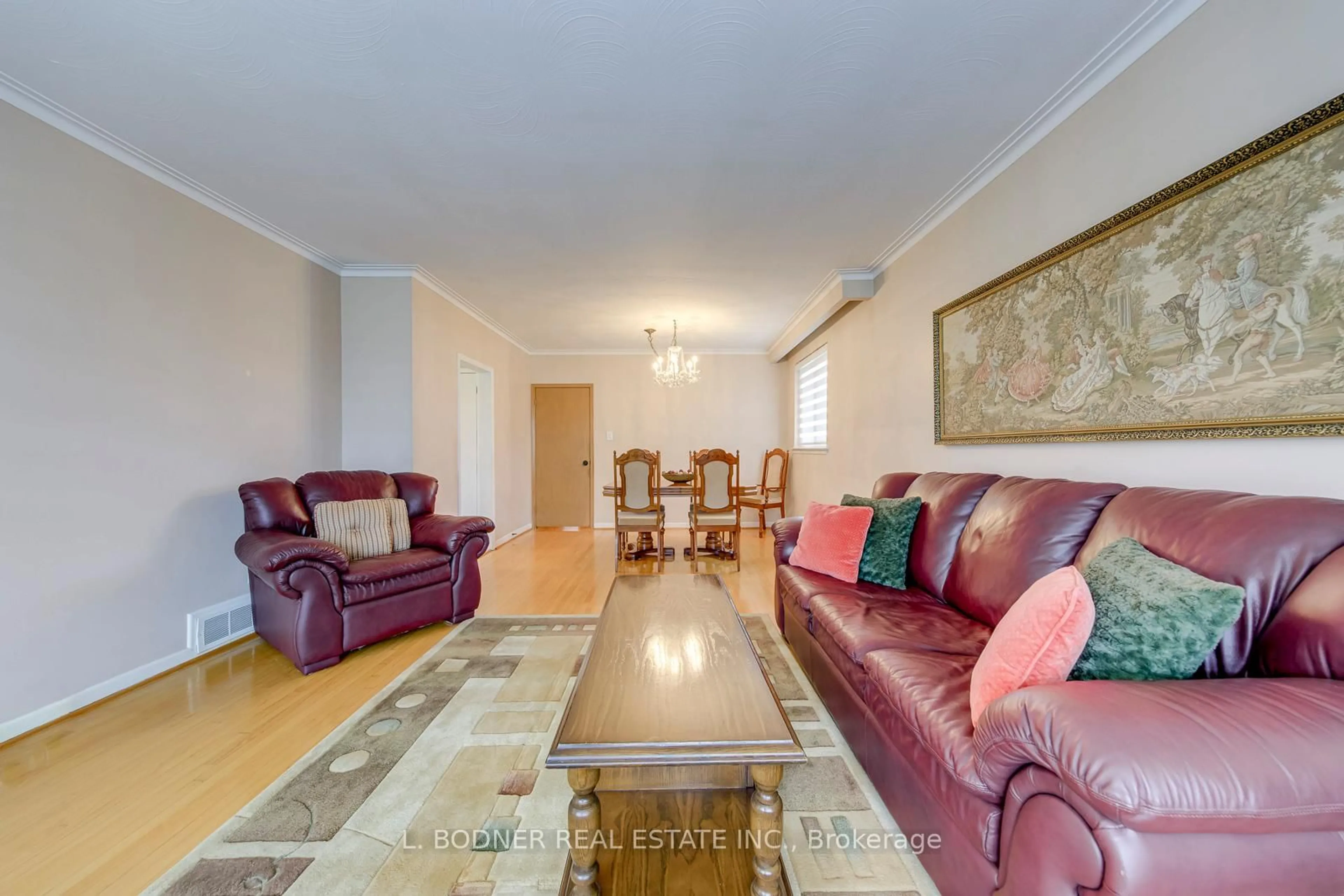 Living room with furniture, unknown for 3727 Morning Star Dr, Mississauga Ontario L4T 1Y6