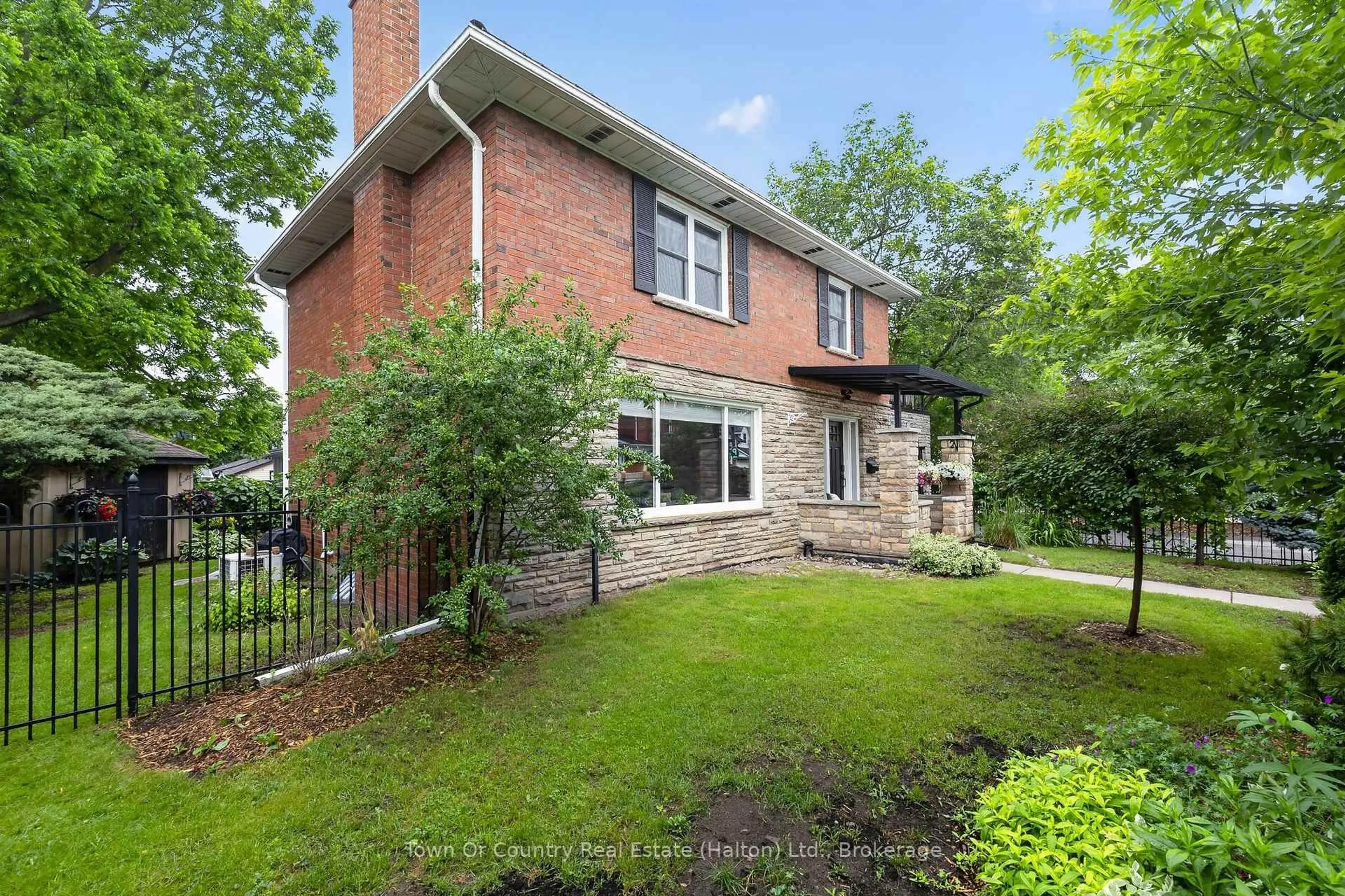 Home with brick exterior material, street for 36 Willow St, Halton Hills Ontario L7J 1Z7