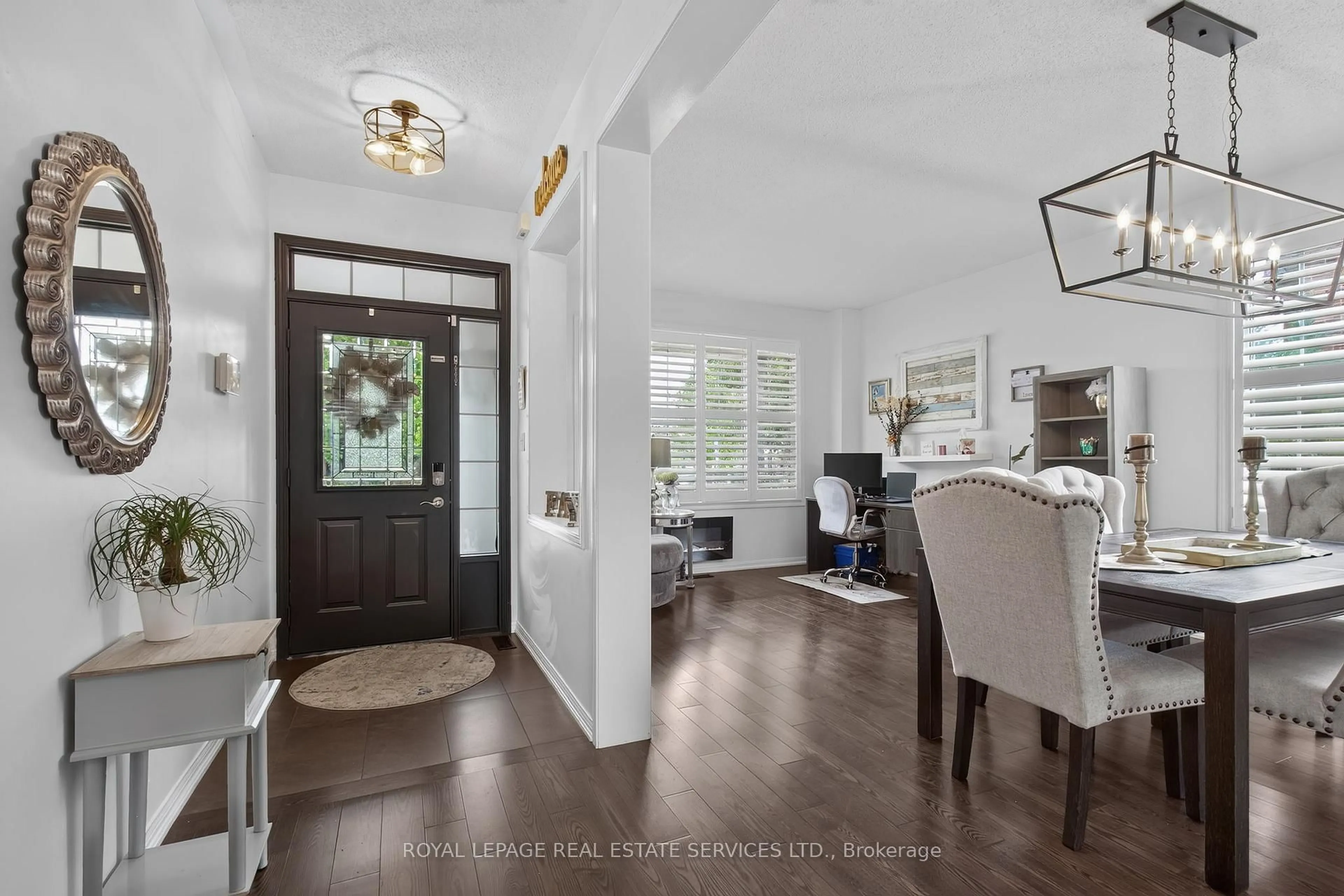 Indoor entryway for 852 Trudeau Dr, Milton Ontario L9T 5T7