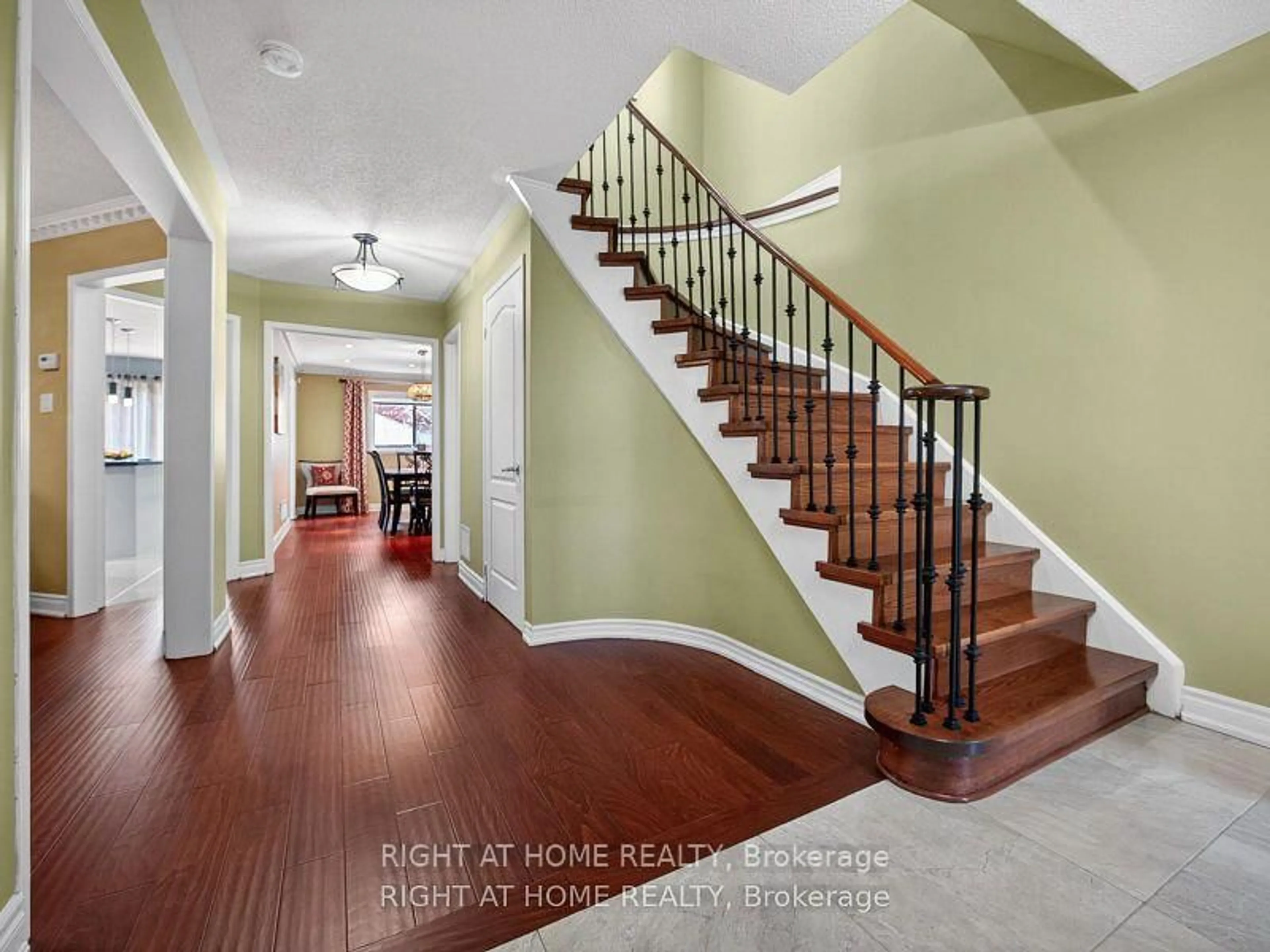 Indoor entryway for 7068 Rosehurst Dr, Mississauga Ontario L5N 6Y8