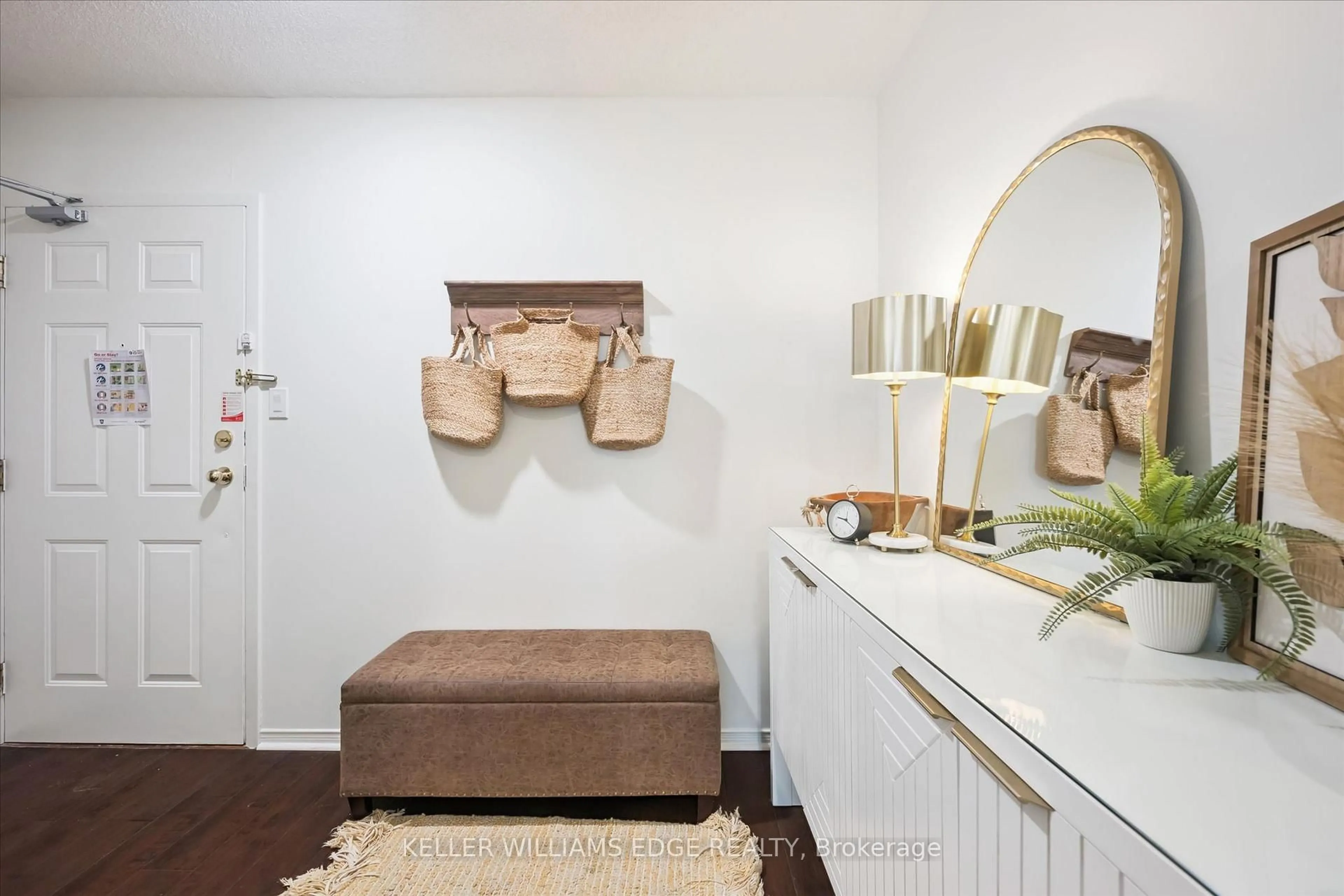 Indoor entryway for 5080 Pinedale Ave #1105, Burlington Ontario L5L 5V7