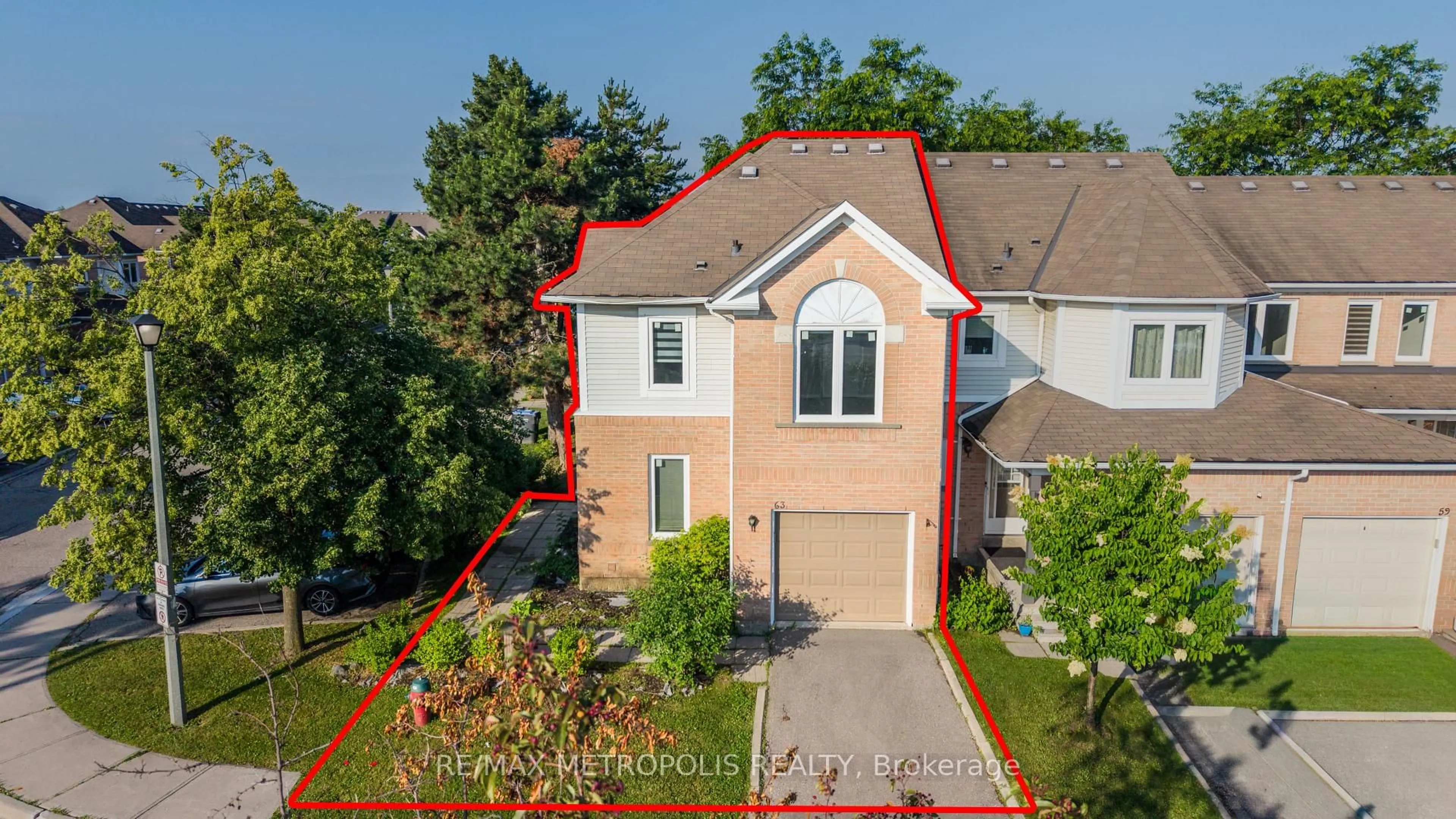 A pic from outside/outdoor area/front of a property/back of a property/a pic from drone, street for 63 Wickstead Crt, Brampton Ontario L6R 1N8
