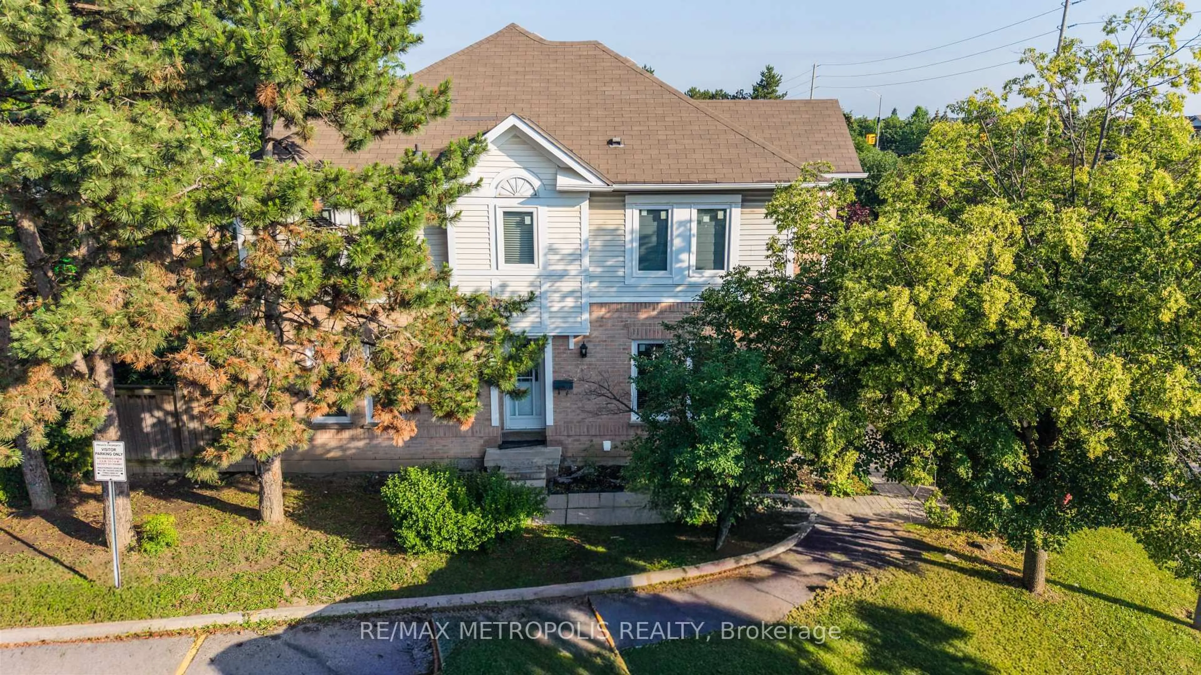 A pic from outside/outdoor area/front of a property/back of a property/a pic from drone, unknown for 63 Wickstead Crt, Brampton Ontario L6R 1N8