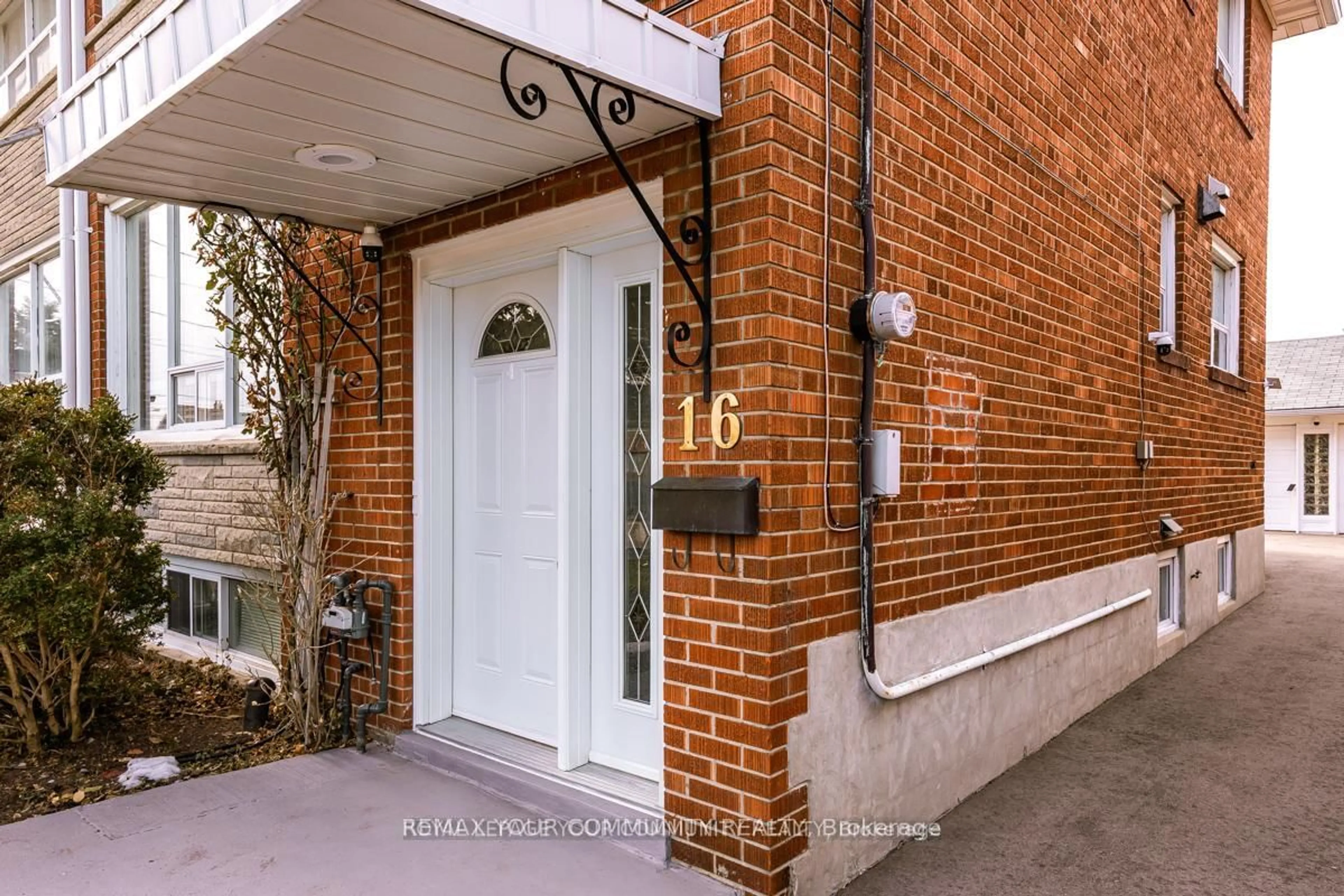 Indoor entryway for 16 Martini Dr, Toronto Ontario M6M 4X5