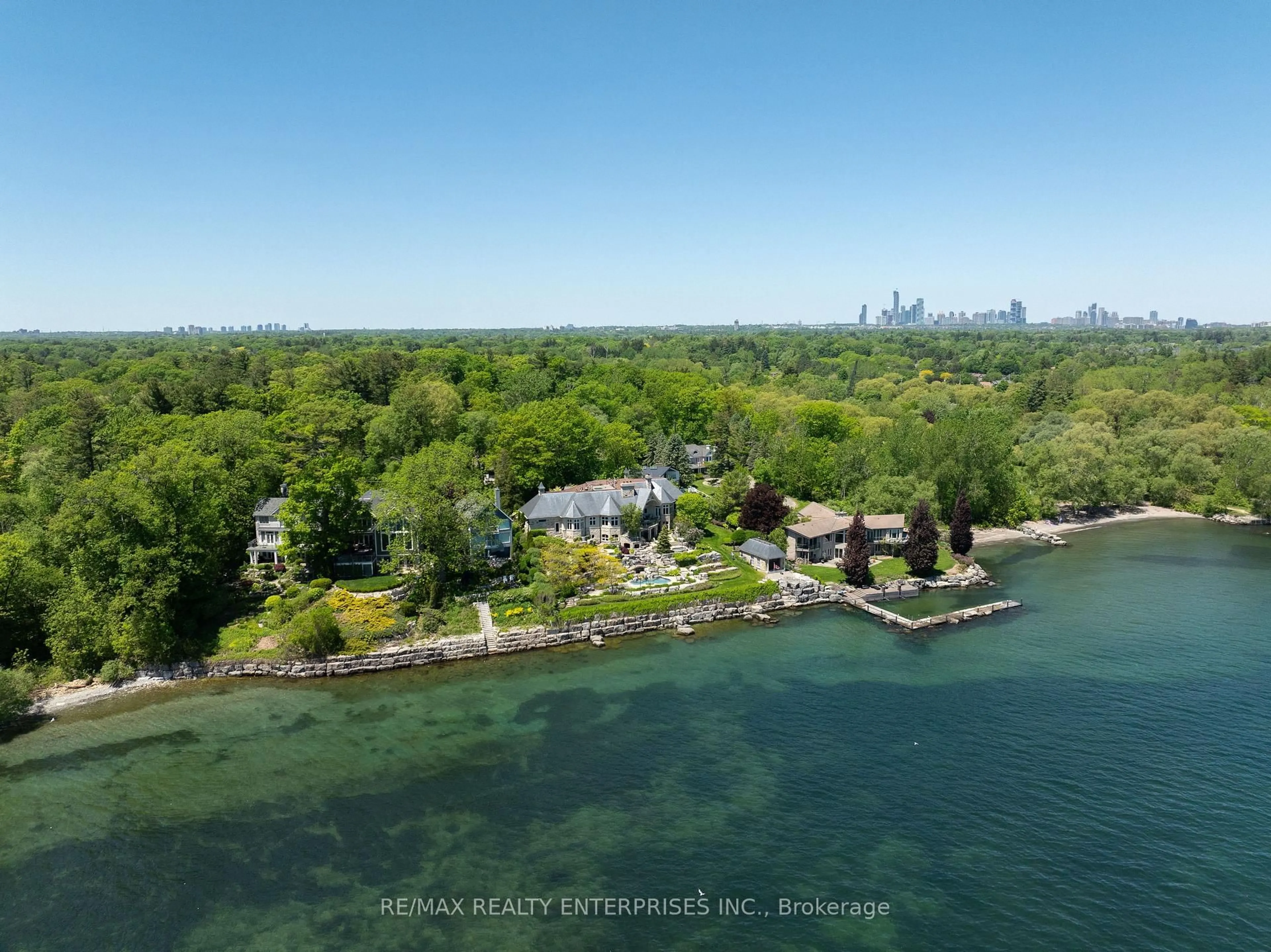 A pic from outside/outdoor area/front of a property/back of a property/a pic from drone, water/lake/river/ocean view for 872 Whittier Cres, Mississauga Ontario L5H 2X3