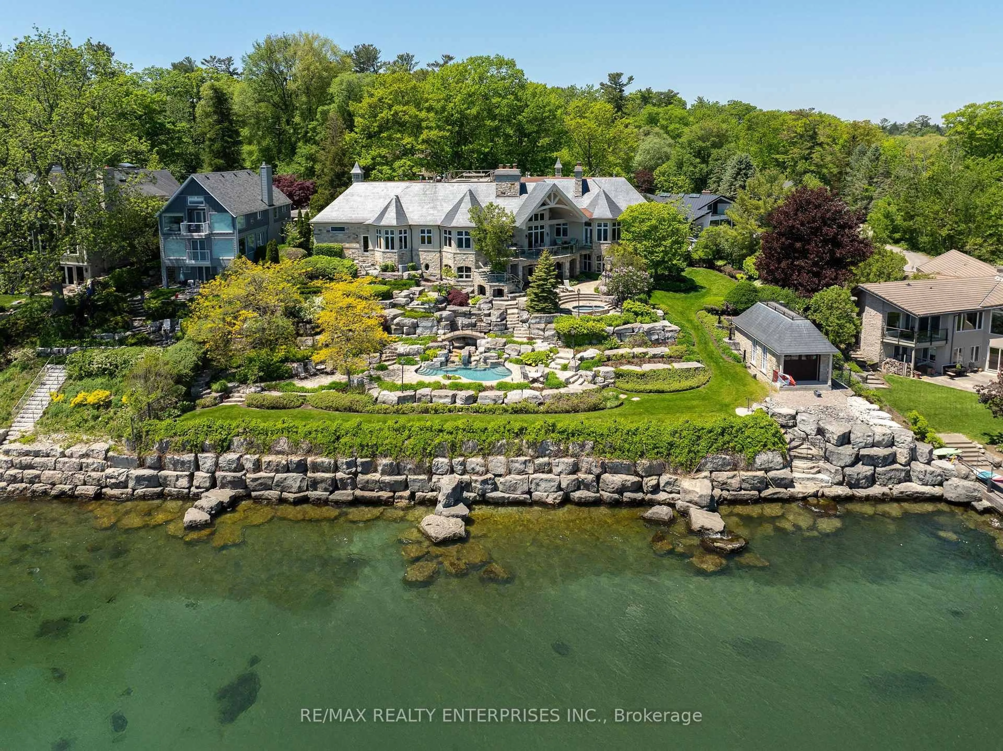 A pic from outside/outdoor area/front of a property/back of a property/a pic from drone, water/lake/river/ocean view for 872 Whittier Cres, Mississauga Ontario L5H 2X3