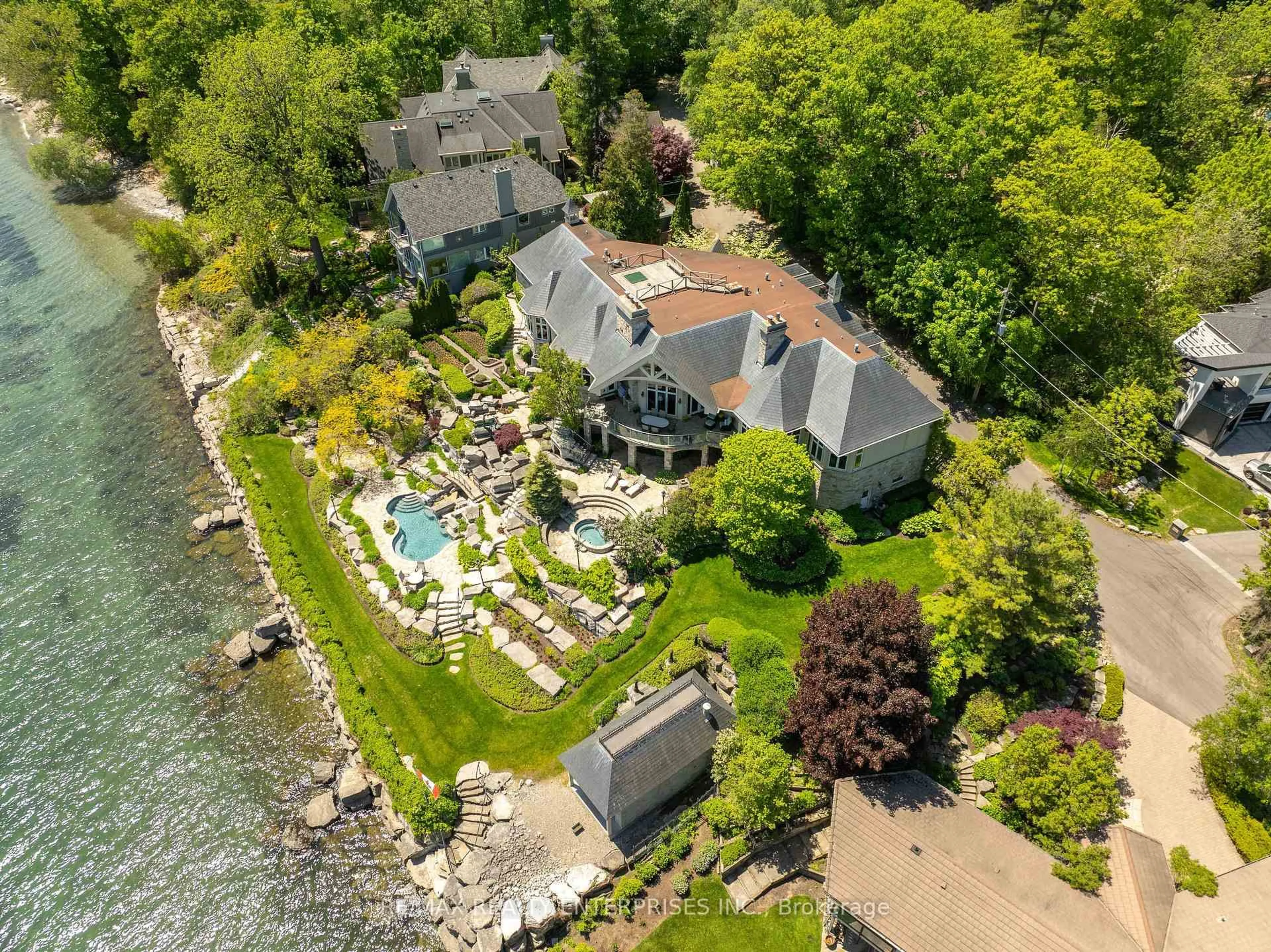 A pic from outside/outdoor area/front of a property/back of a property/a pic from drone, water/lake/river/ocean view for 872 Whittier Cres, Mississauga Ontario L5H 2X3