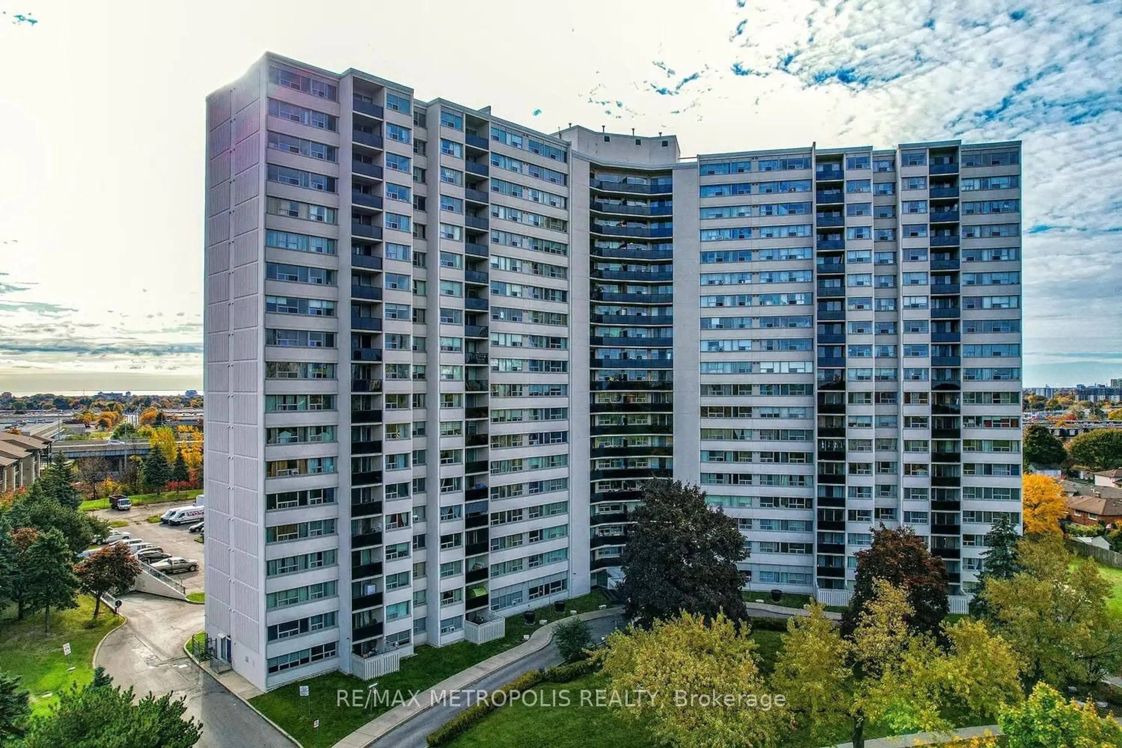 A pic from outside/outdoor area/front of a property/back of a property/a pic from drone, city buildings view from balcony for 530 Lolita Gdns #1903, Mississauga Ontario L5A 3T2