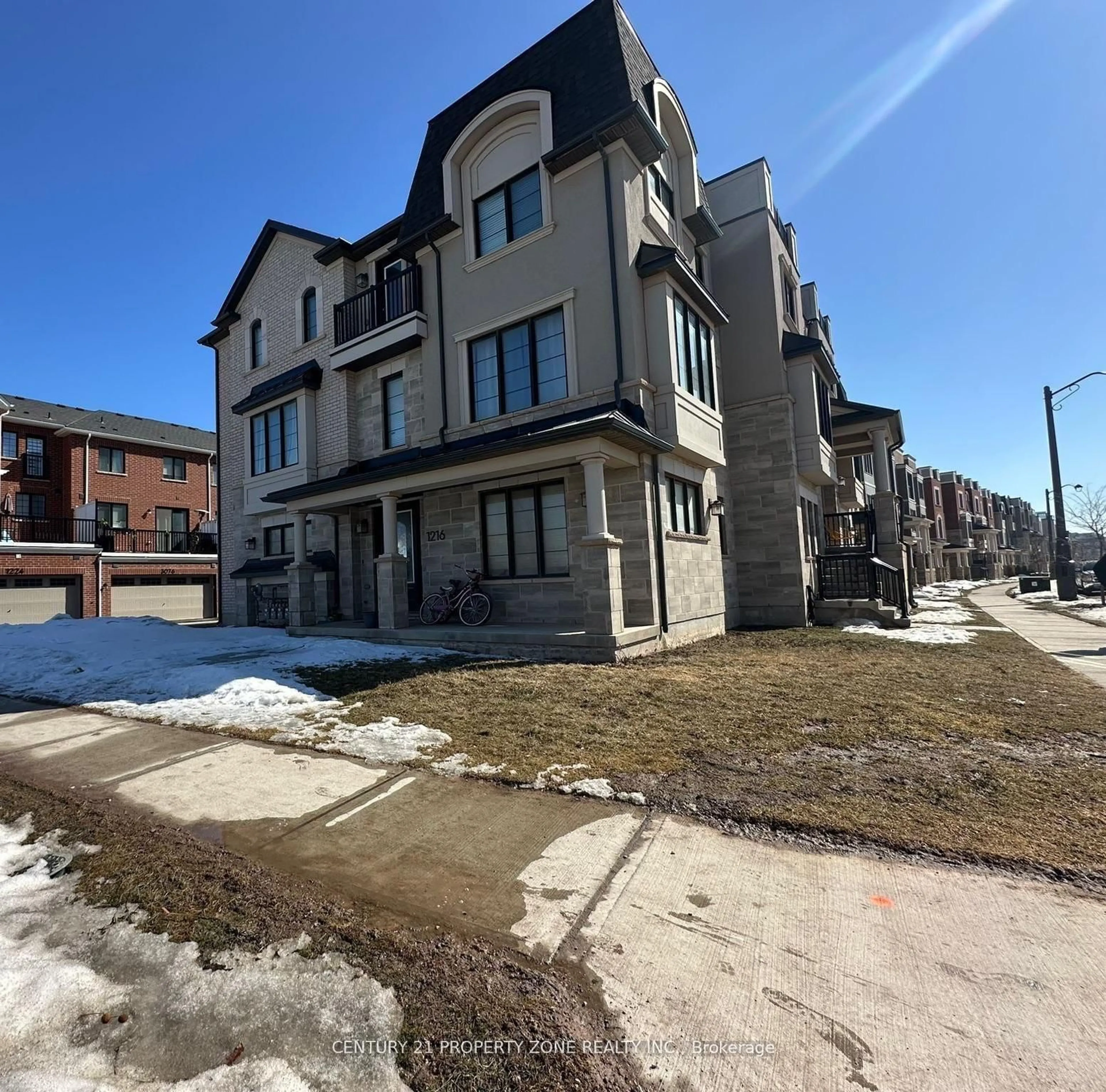 A pic from outside/outdoor area/front of a property/back of a property/a pic from drone, street for 1216 Wheat Boom Dr, Oakville Ontario L6H 7W4