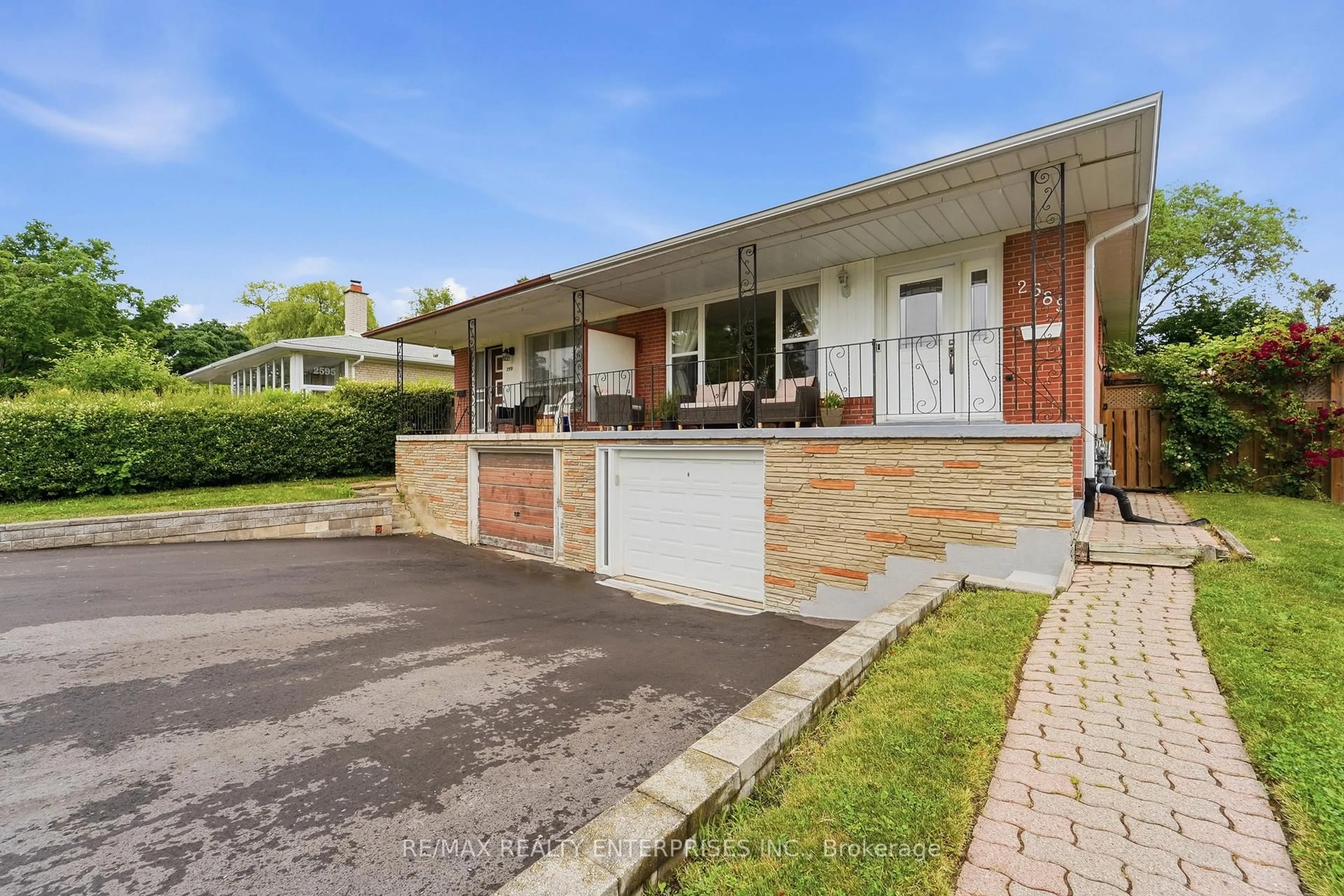 Home with brick exterior material, street for 2589 Lundigan Dr, Mississauga Ontario L5J 3W2