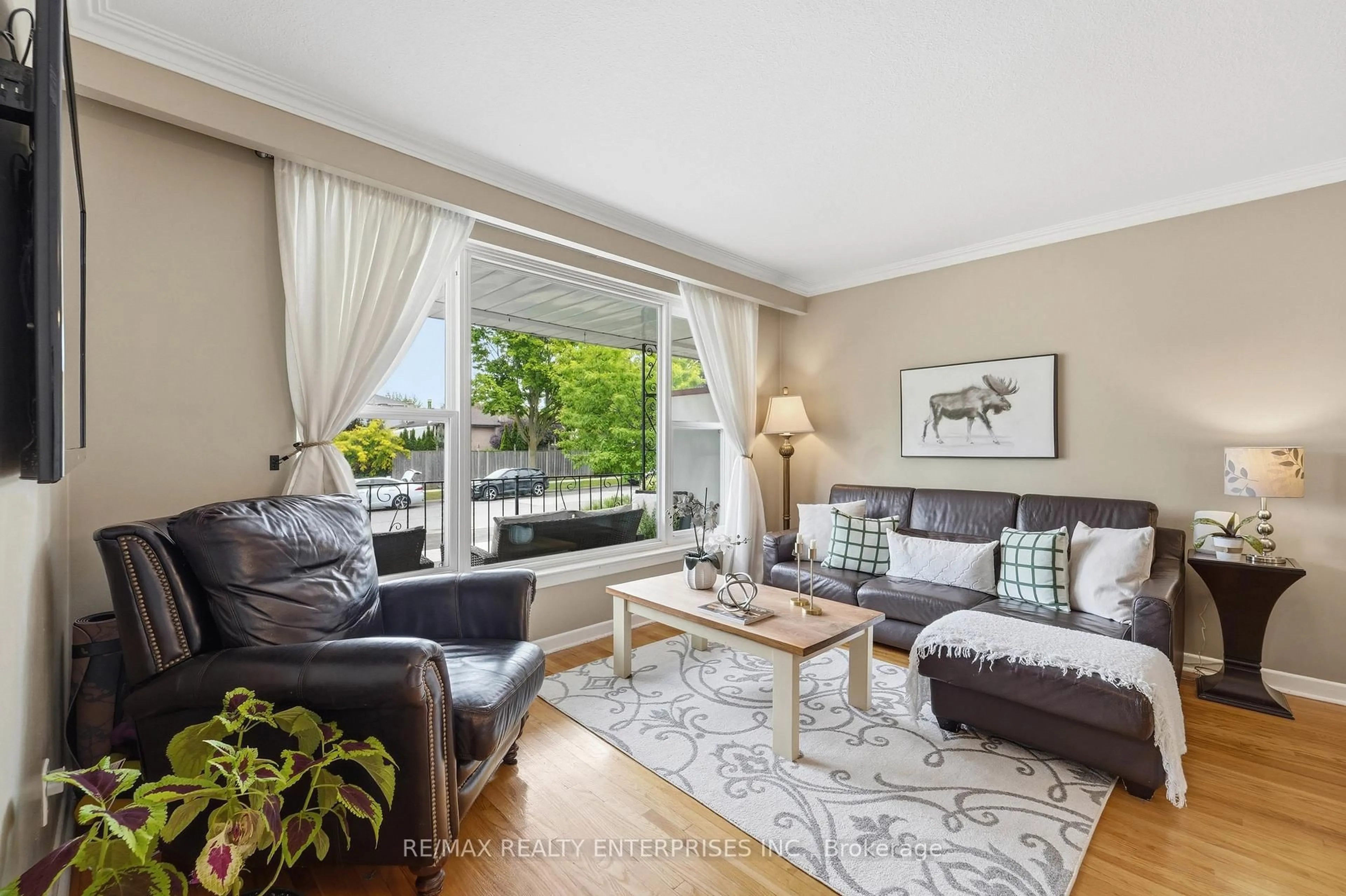 Living room with furniture, unknown for 2589 Lundigan Dr, Mississauga Ontario L5J 3W2