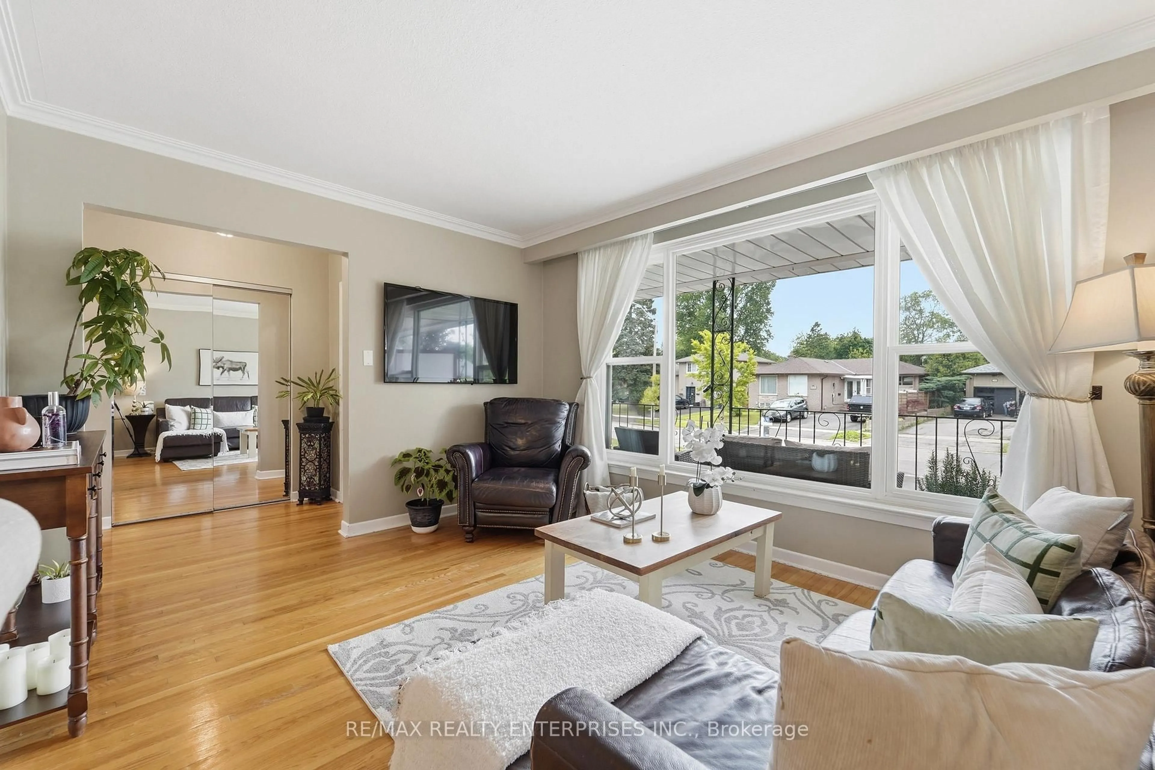 Living room with furniture, unknown for 2589 Lundigan Dr, Mississauga Ontario L5J 3W2