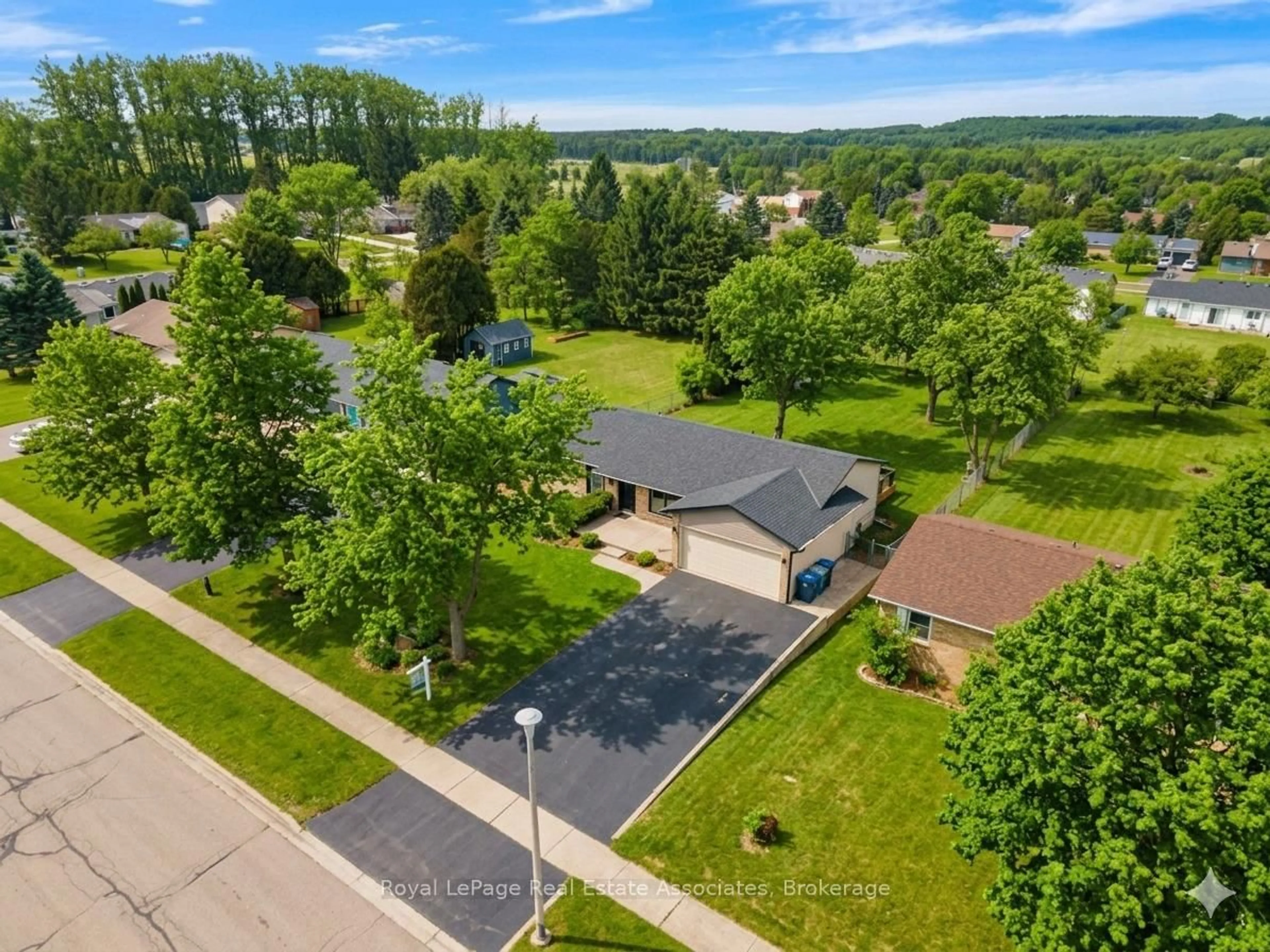 A pic from outside/outdoor area/front of a property/back of a property/a pic from drone, unknown for 44 McClellan Rd, Caledon Ontario L7K 0C8