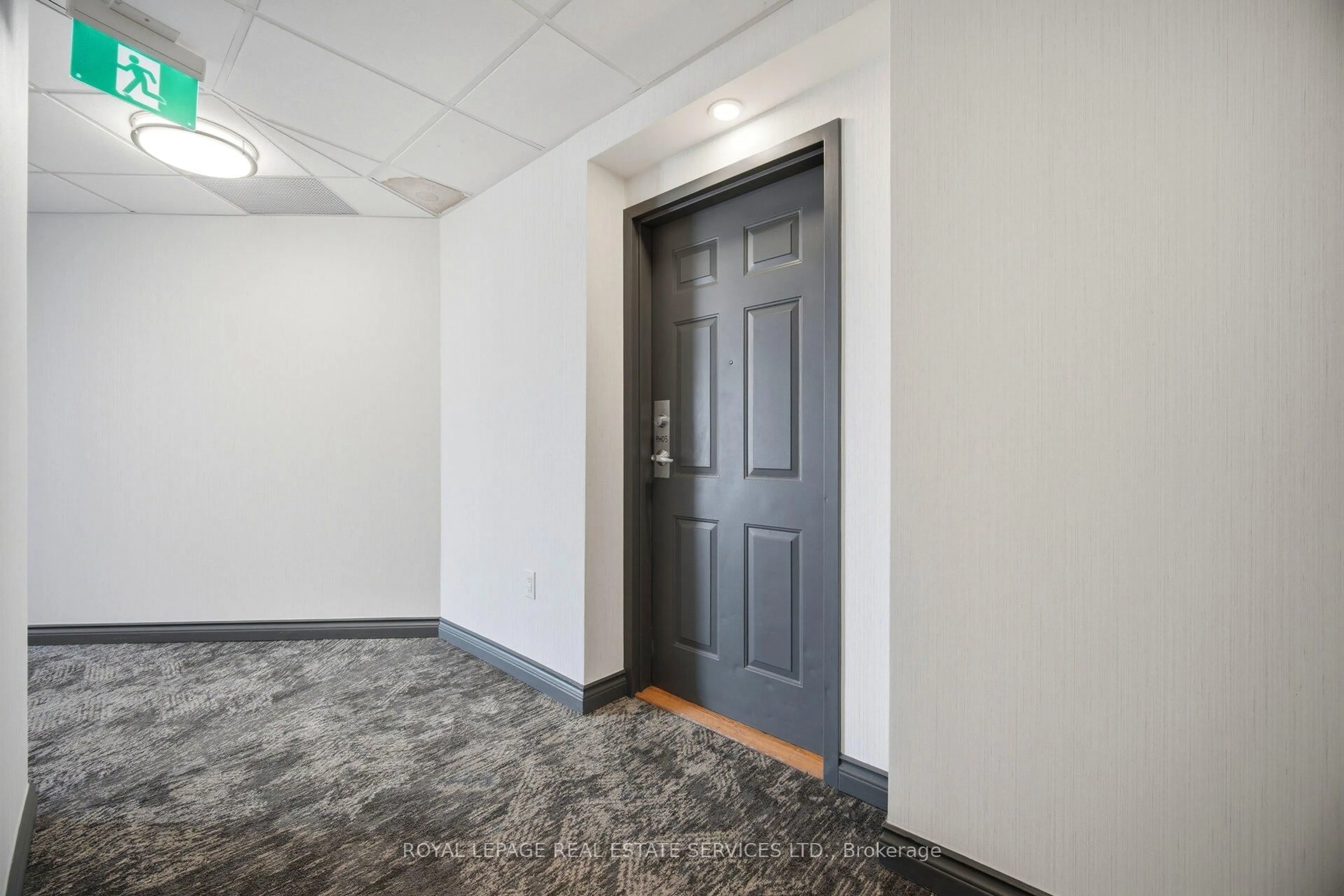 Indoor foyer for 250 Webb Dr #1605, Mississauga Ontario L5B 3Z4