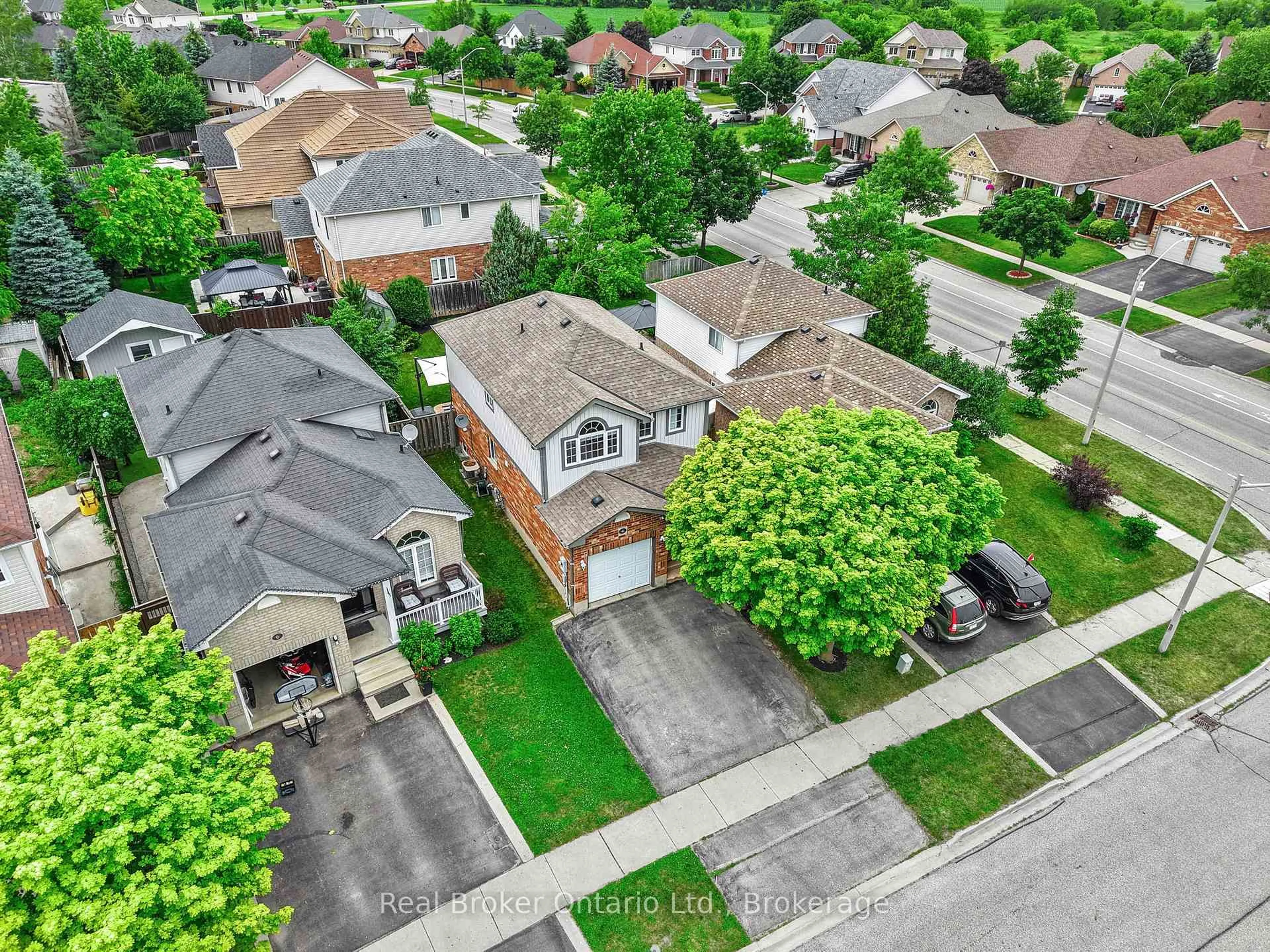 A pic from outside/outdoor area/front of a property/back of a property/a pic from drone, street for 4 Beardmore Cres, Halton Hills Ontario L7J 2Y9