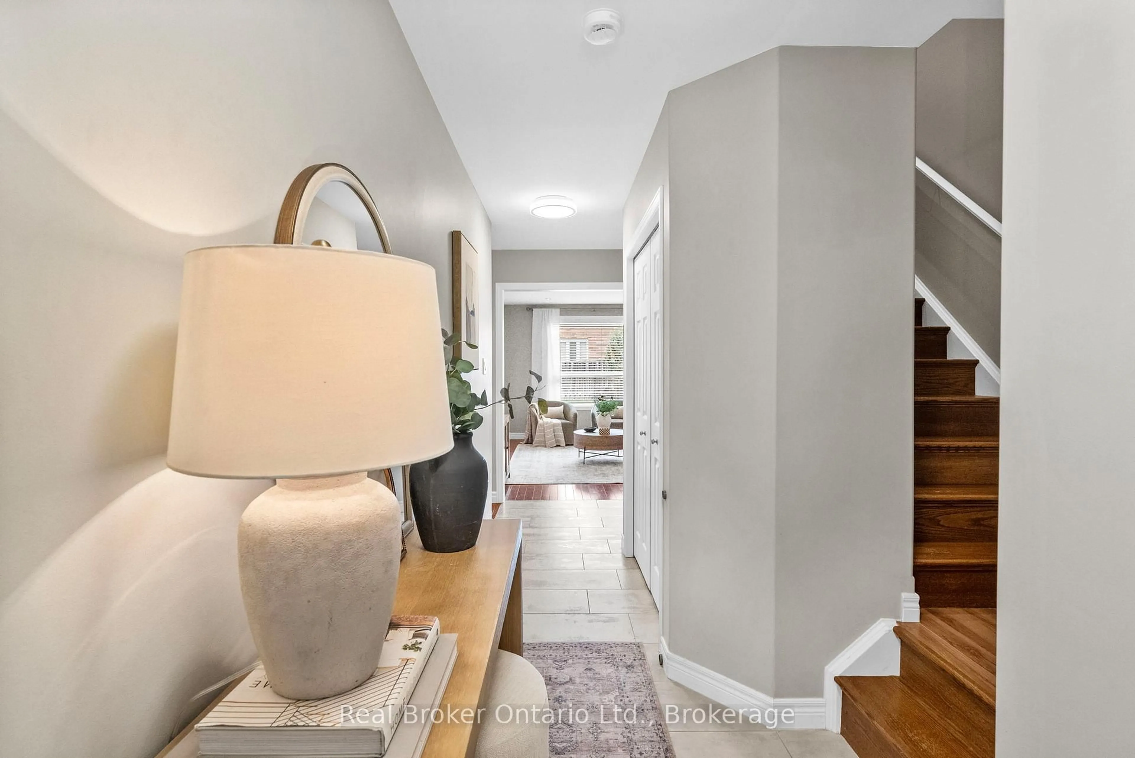 Indoor entryway for 4 Beardmore Cres, Halton Hills Ontario L7J 2Y9