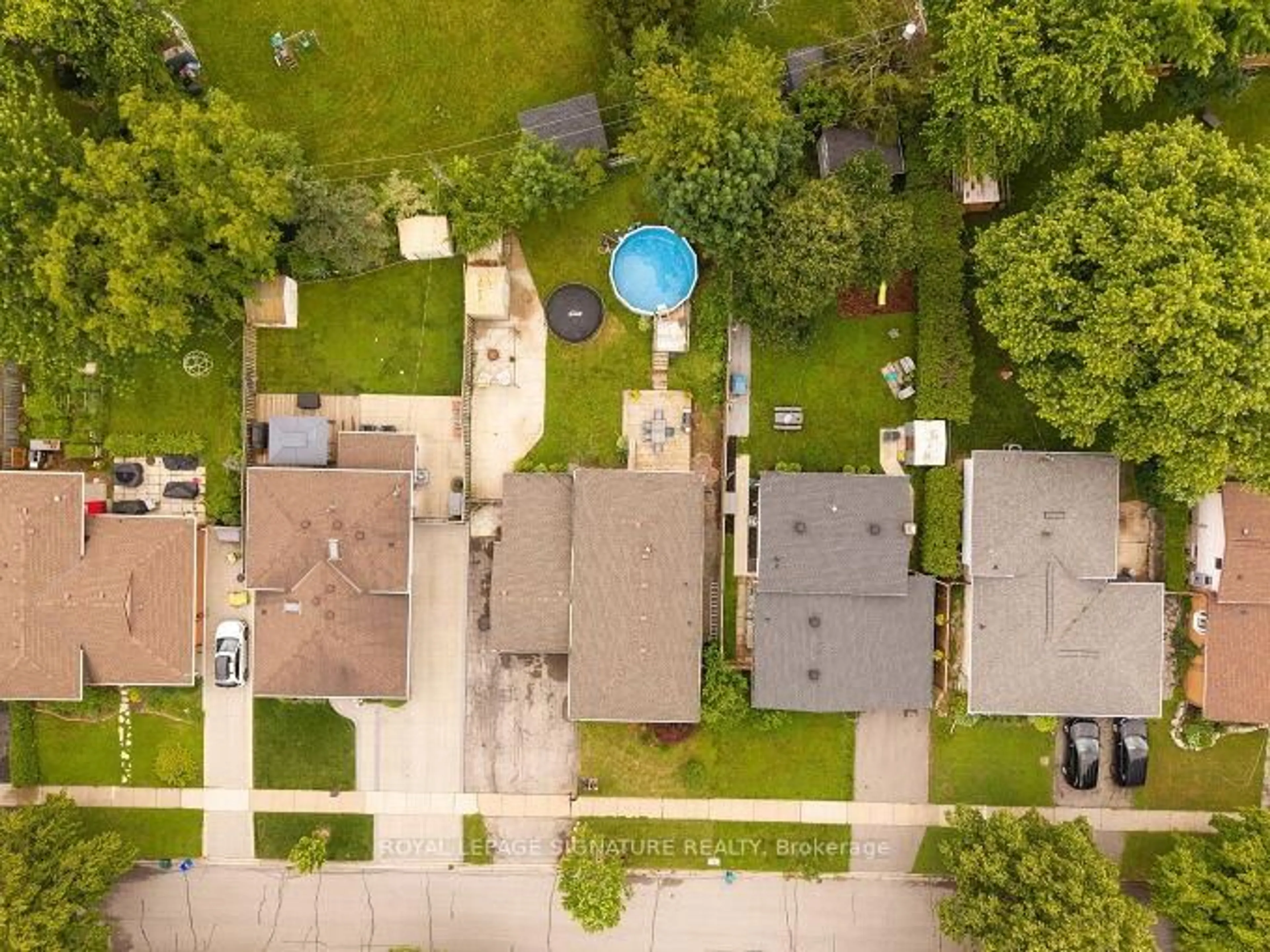 A pic from outside/outdoor area/front of a property/back of a property/a pic from drone, street for 646 Blue Forest Hill, Burlington Ontario L7L 4H3