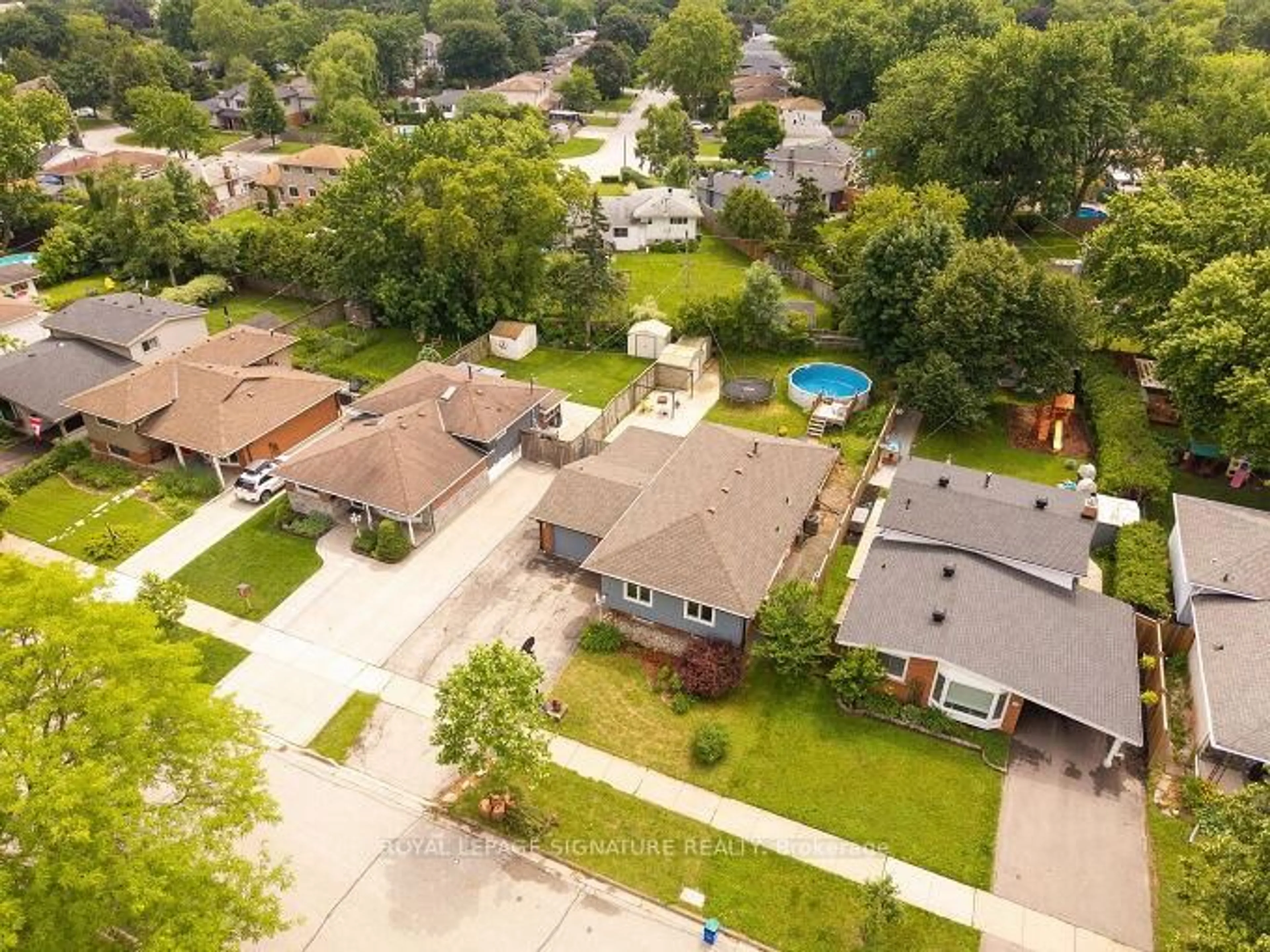 A pic from outside/outdoor area/front of a property/back of a property/a pic from drone, street for 646 Blue Forest Hill, Burlington Ontario L7L 4H3