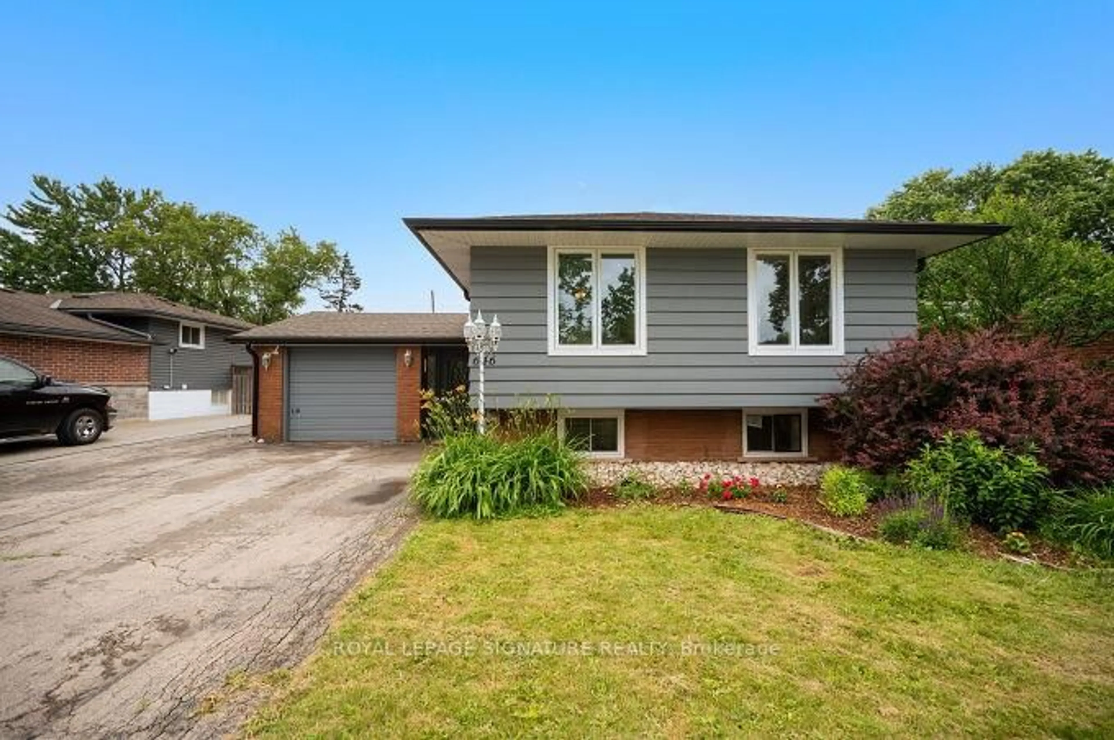 Home with brick exterior material, street for 646 Blue Forest Hill, Burlington Ontario L7L 4H3