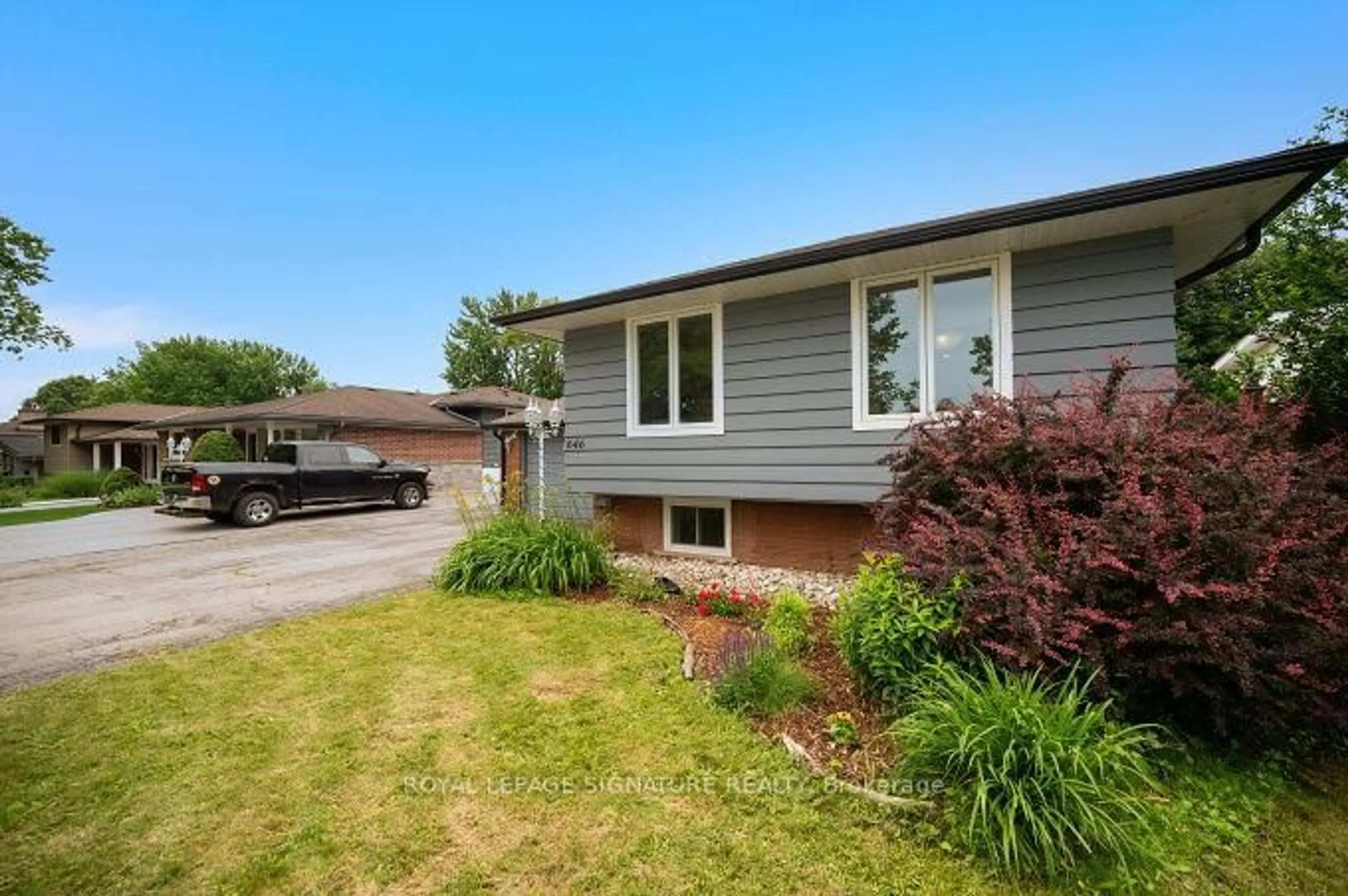 Home with vinyl exterior material, street for 646 Blue Forest Hill, Burlington Ontario L7L 4H3