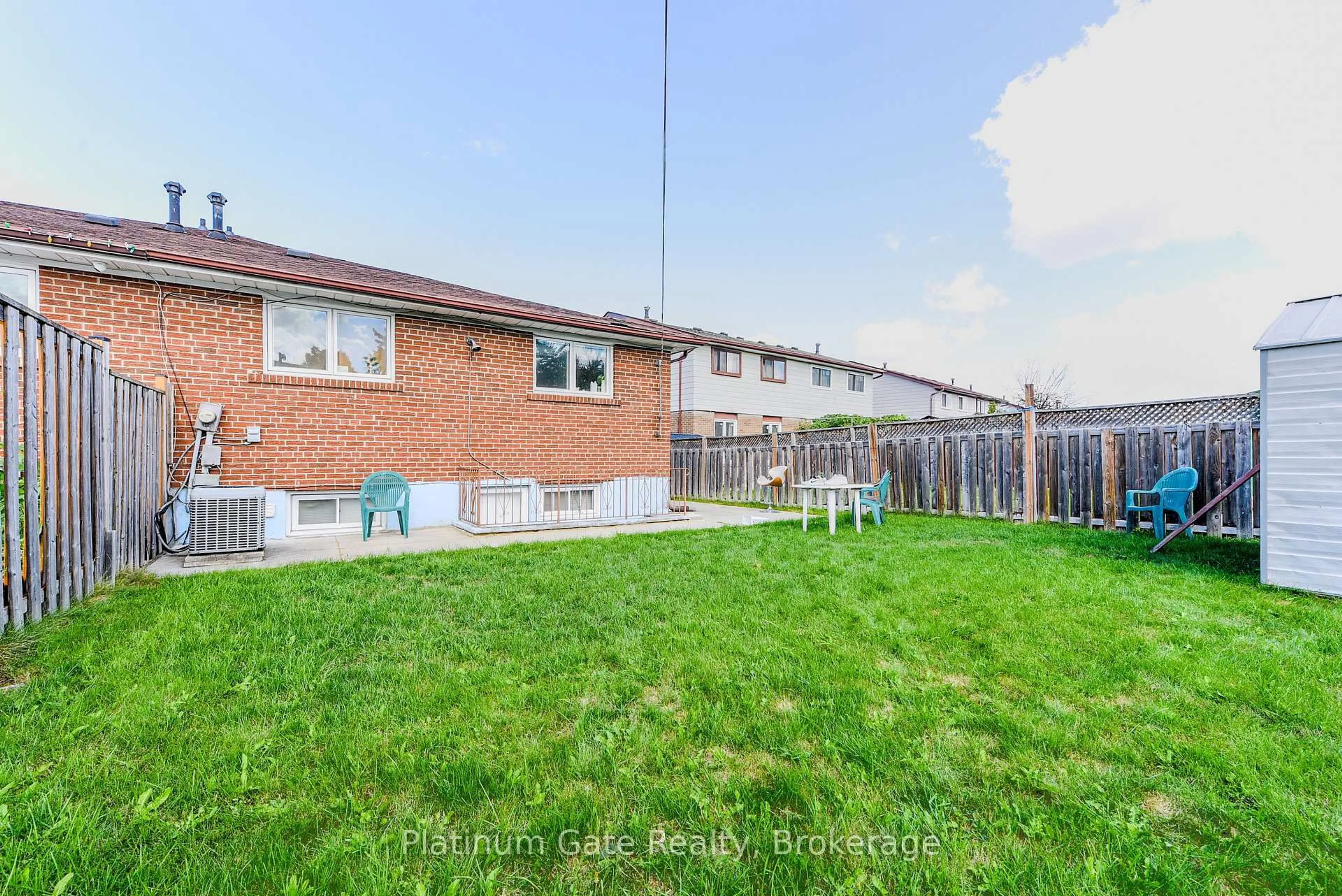 A pic from outside/outdoor area/front of a property/back of a property/a pic from drone, street for 3088 Harold Sheard Dr, Mississauga Ontario L4T 1V5