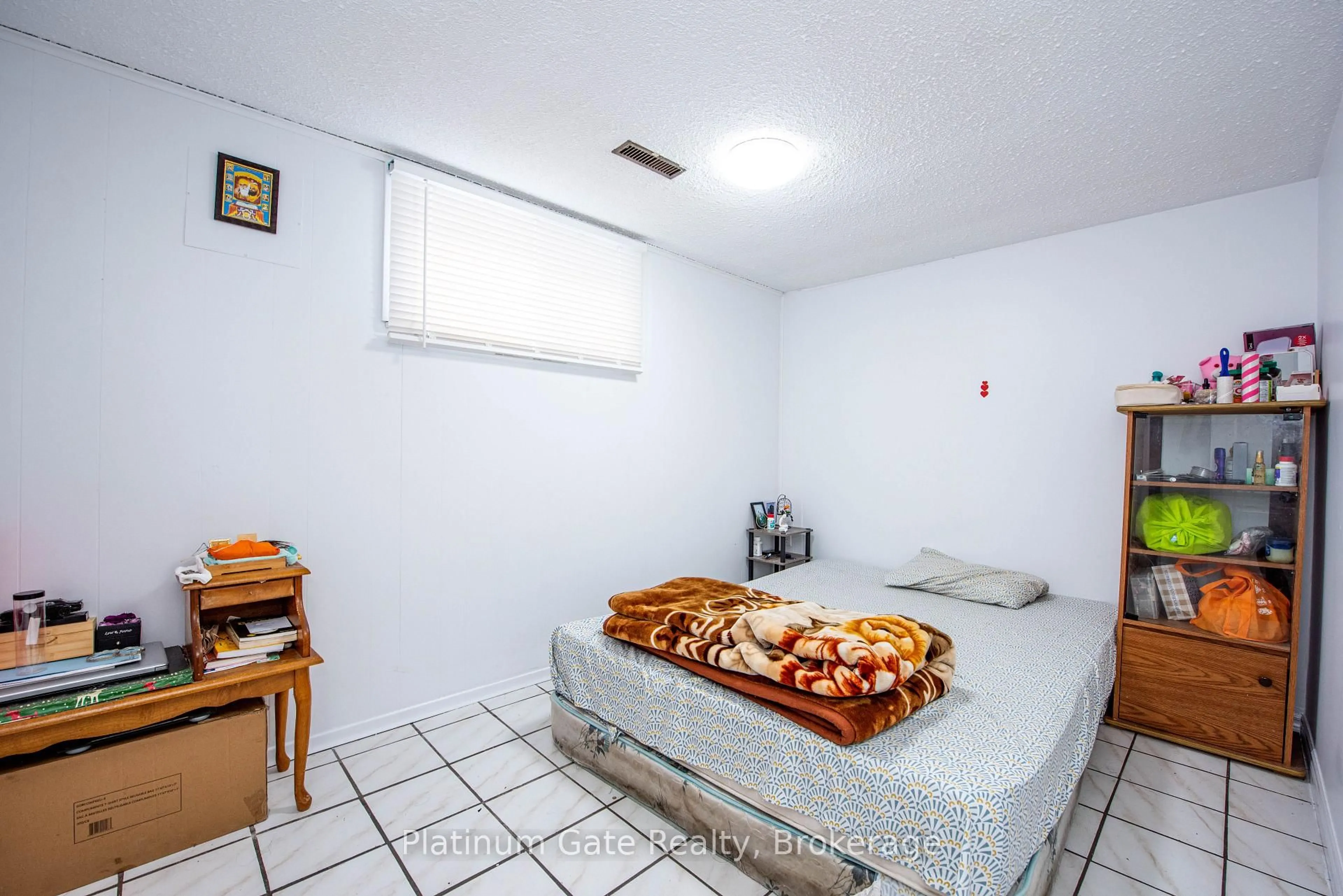 A pic of a room for 3088 Harold Sheard Dr, Mississauga Ontario L4T 1V5