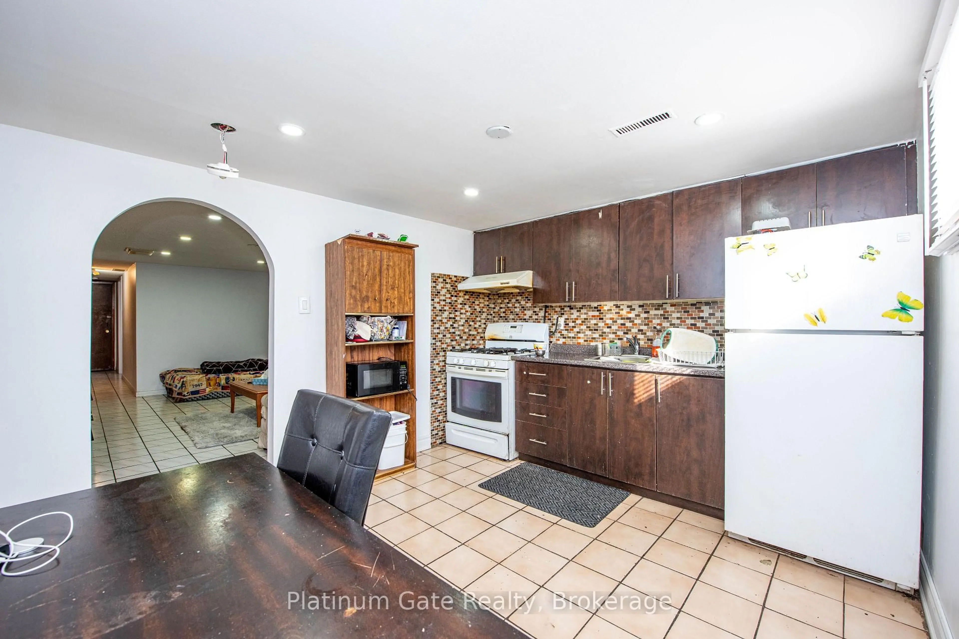 Open concept kitchen, ceramic/tile floor for 3088 Harold Sheard Dr, Mississauga Ontario L4T 1V5