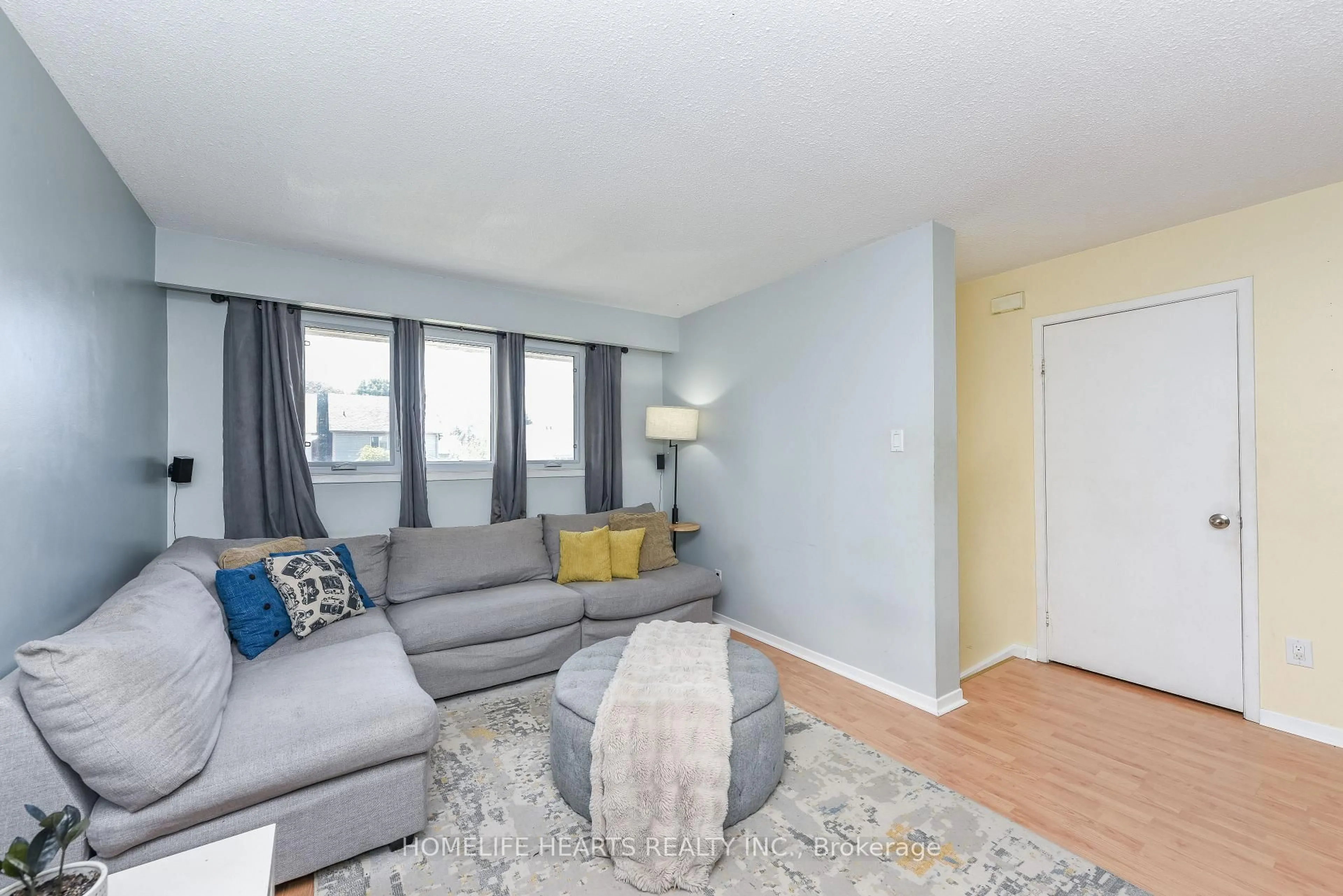 Living room with furniture, unknown for 52 Primrose Cres, Brampton Ontario L6Z 1E3