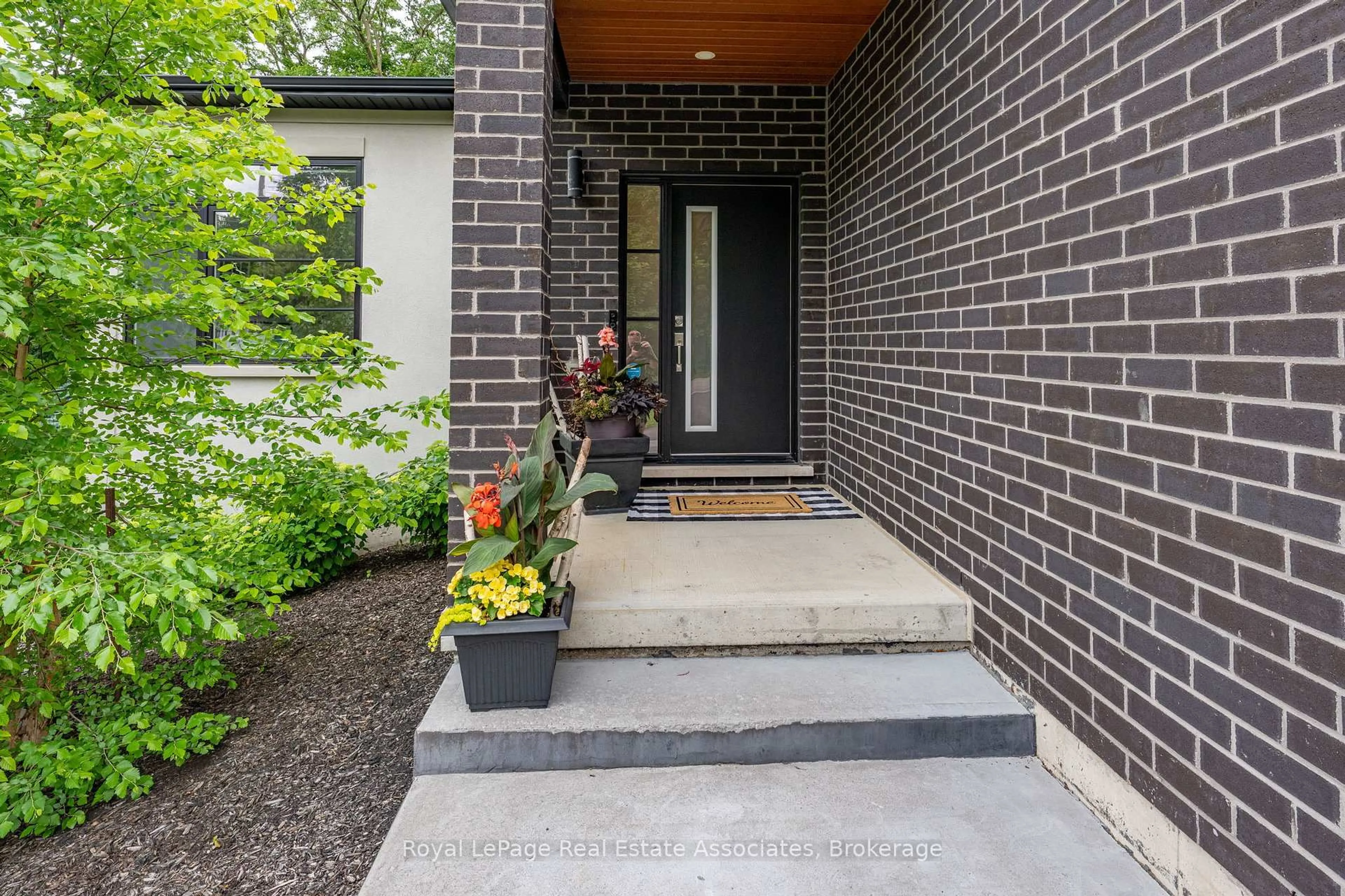 Indoor entryway for 26 Market St, Halton Hills Ontario L7G 3C1