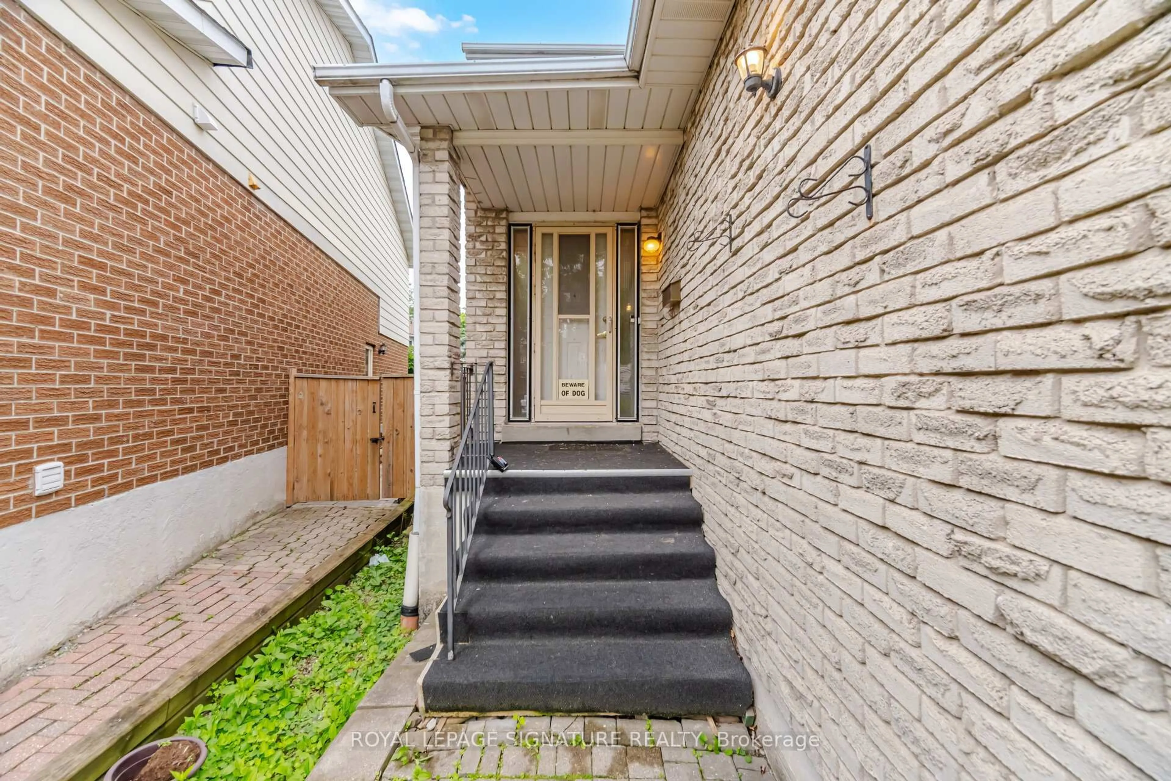 Unknown for 4070 Pavillion Crt, Mississauga Ontario L5B 2W1