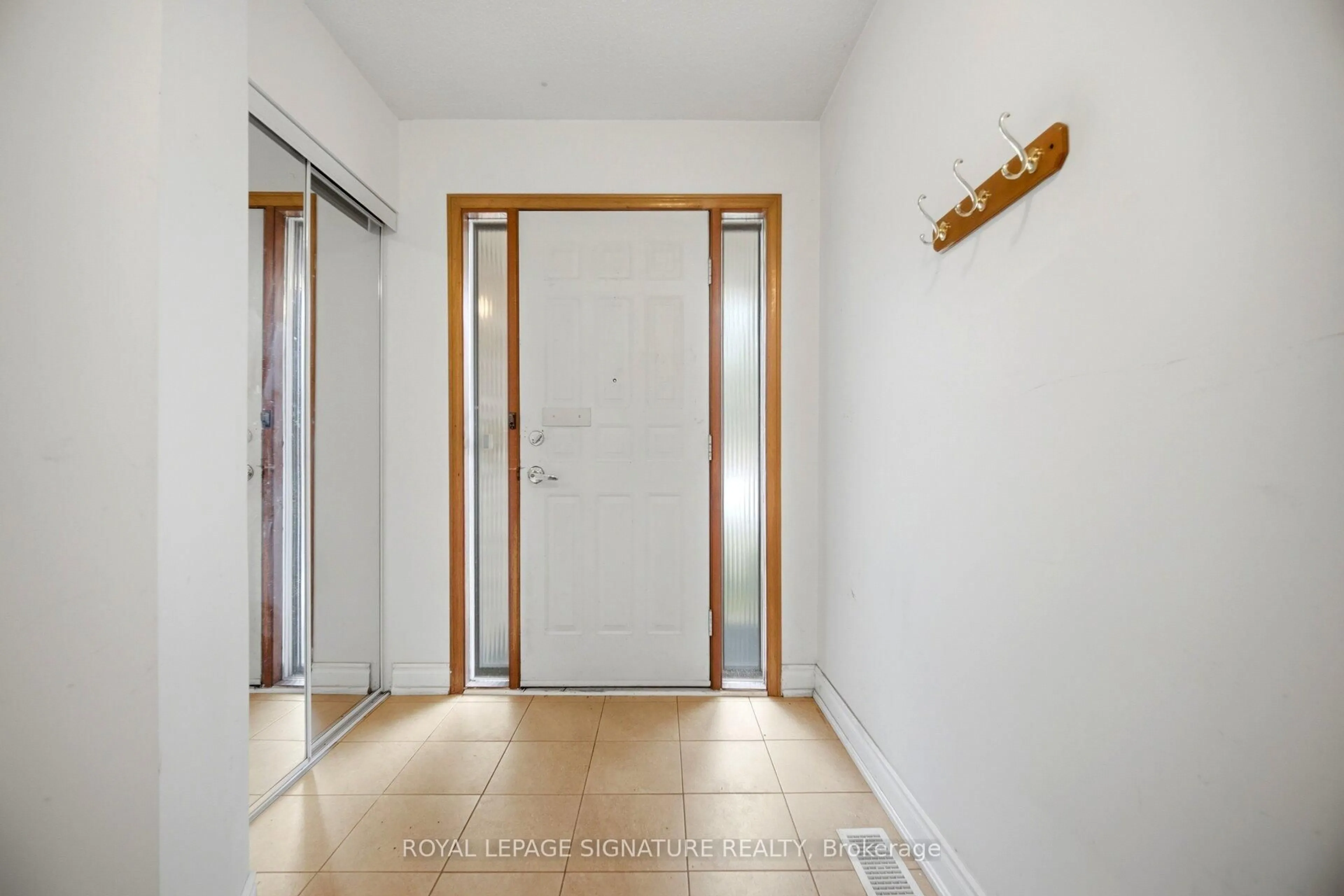 Indoor entryway for 4070 Pavillion Crt, Mississauga Ontario L5B 2W1