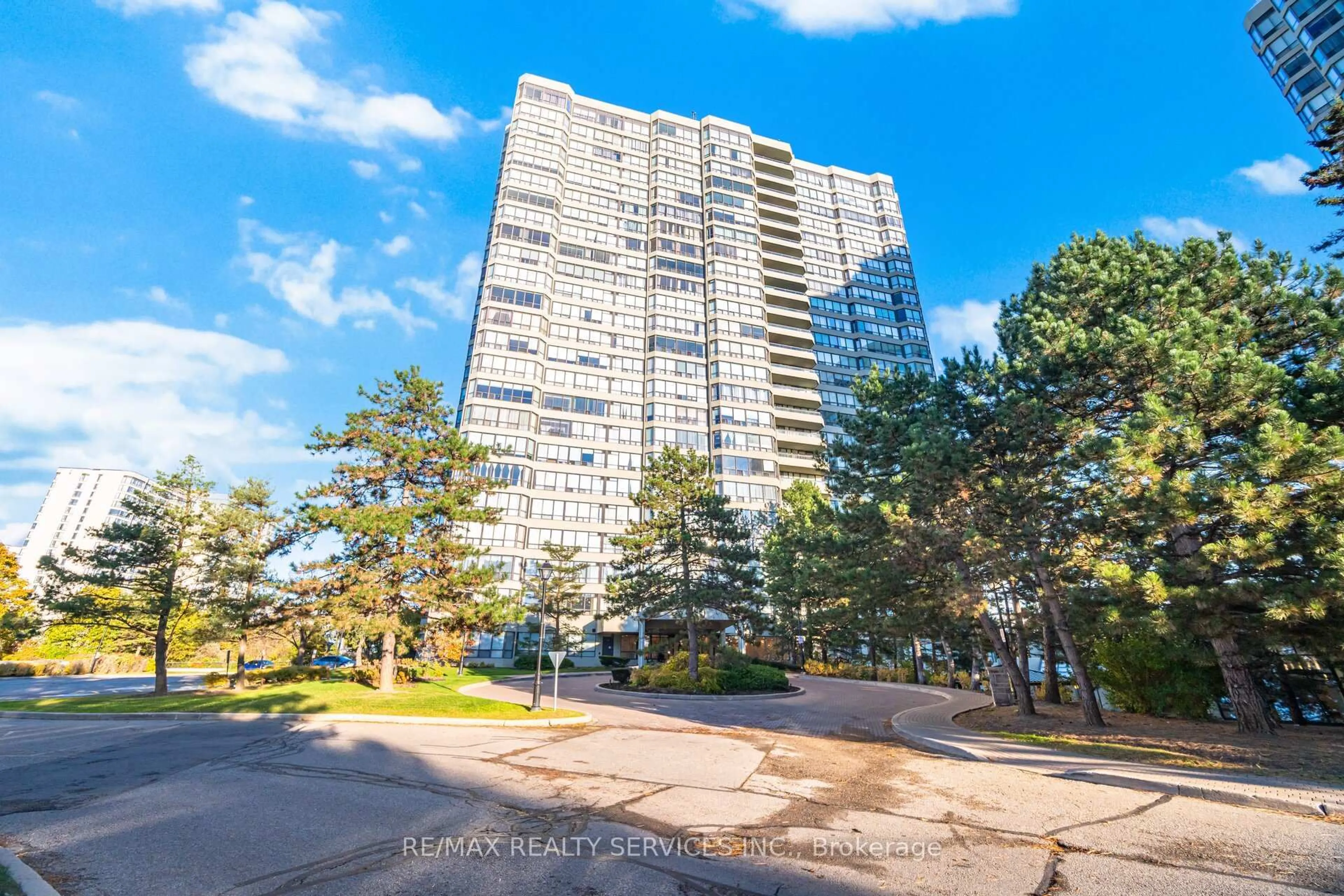 A pic from outside/outdoor area/front of a property/back of a property/a pic from drone, water/lake/river/ocean view for 22 Hanover Rd #1907, Brampton Ontario L6S 5K7