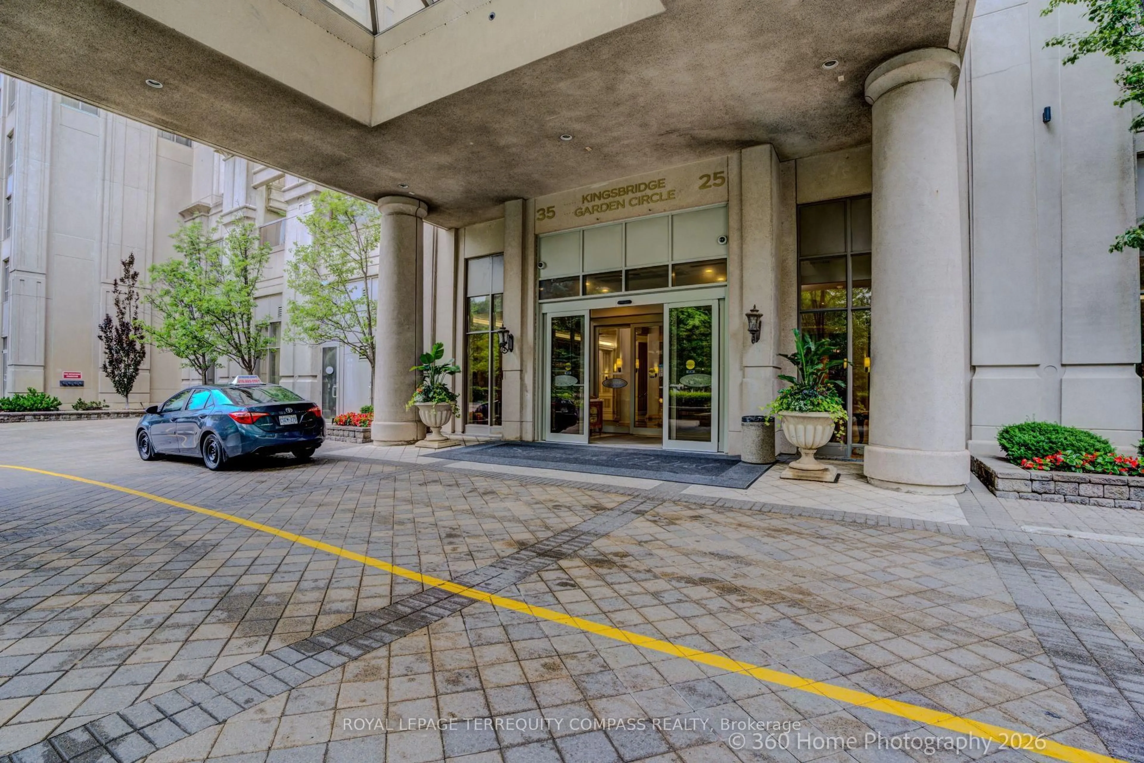 Indoor foyer for 25 Kingsbridge Garden Circ #TPH6, Mississauga Ontario L5R 4B1