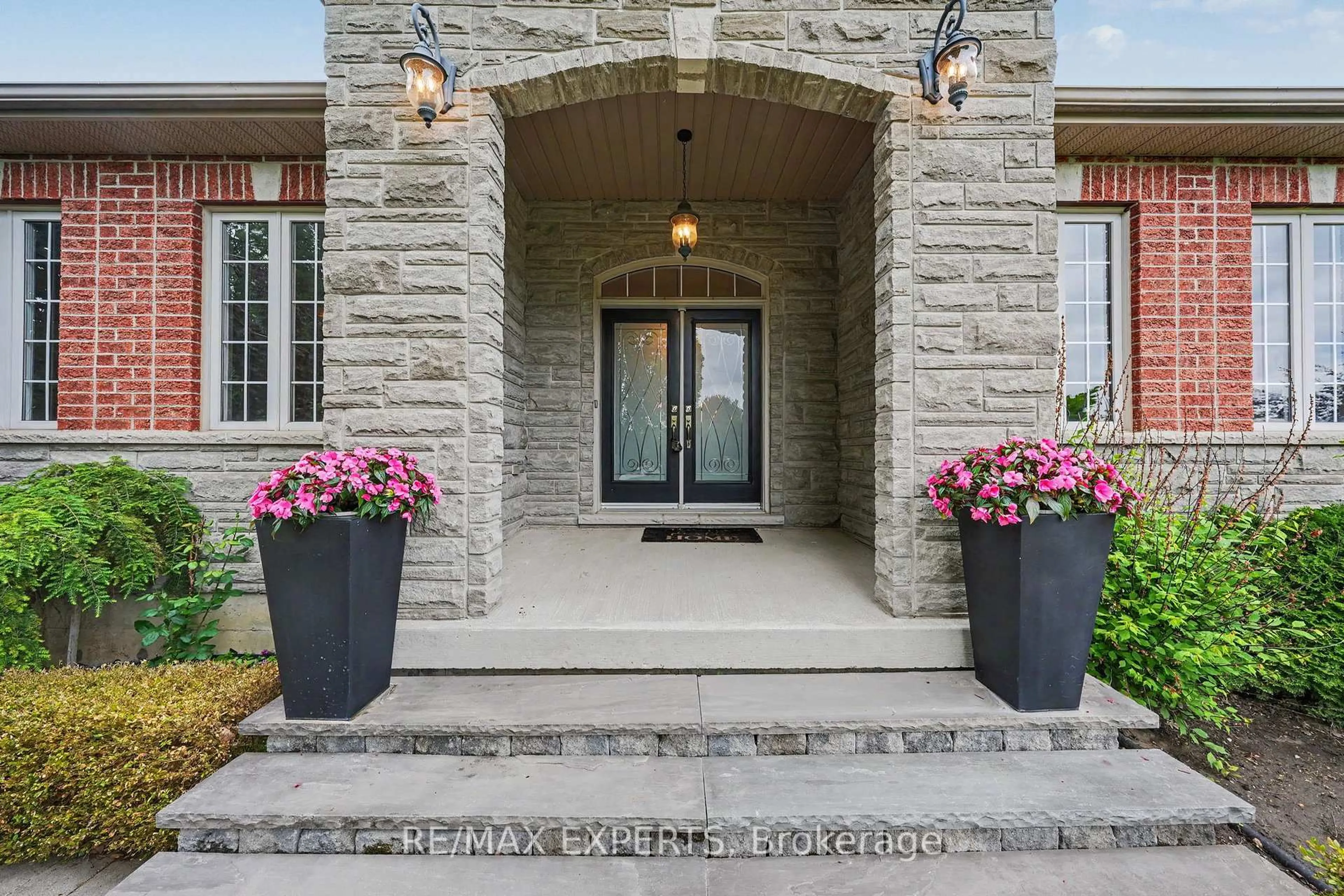 Indoor entryway for 4 Woodlot Crt, Caledon Ontario L7E 0C2