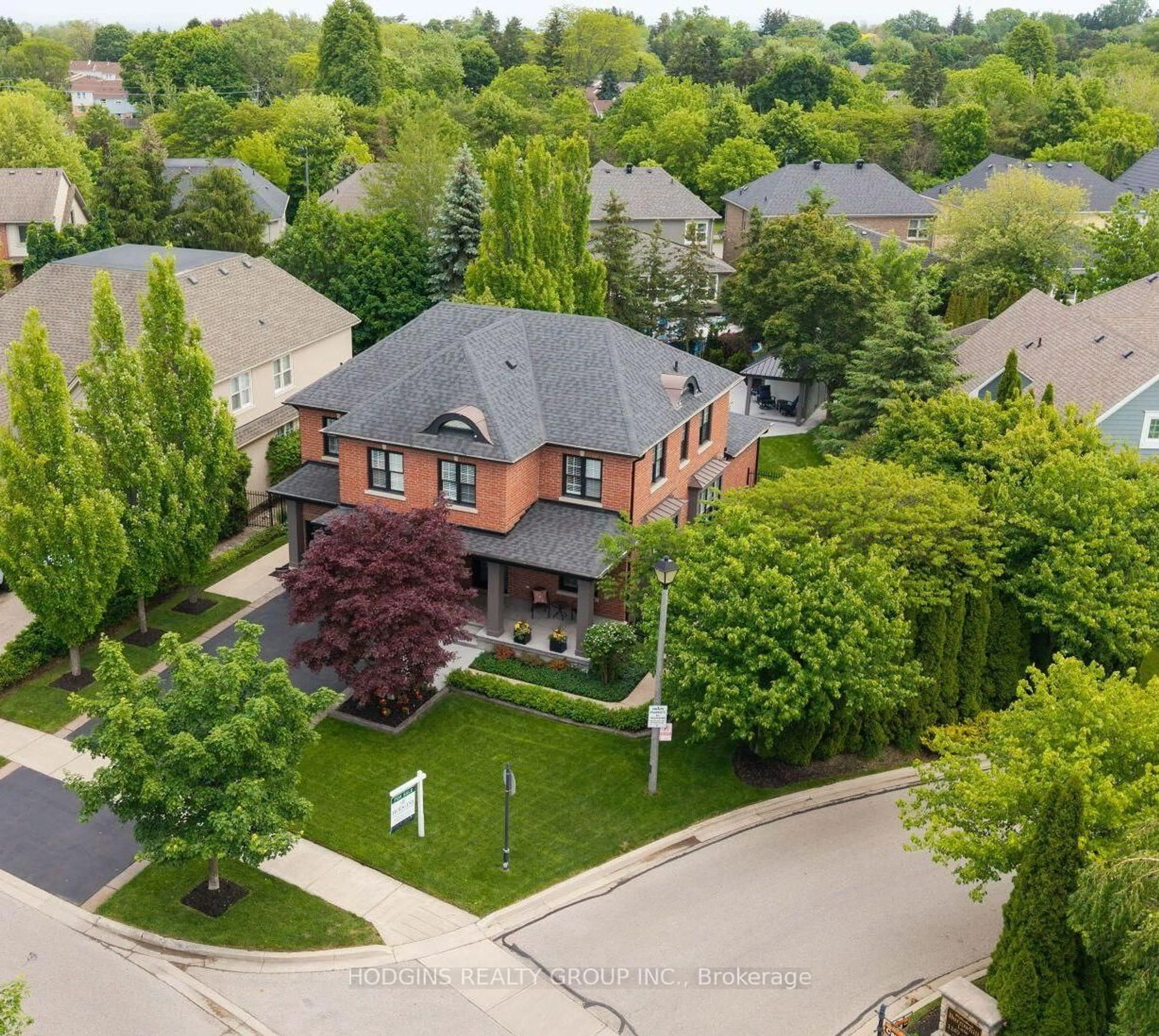 A pic from outside/outdoor area/front of a property/back of a property/a pic from drone, street for 785 Canyon St, Mississauga Ontario L5H 4M3