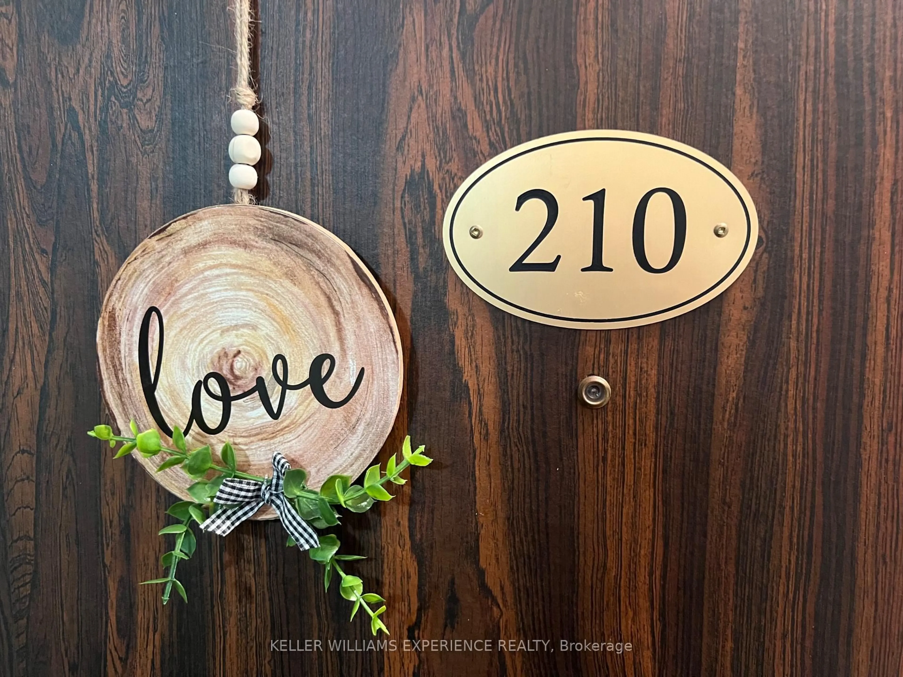 Indoor entryway for 18 Knightsbridge Rd #210, Brampton Ontario L6T 3X5
