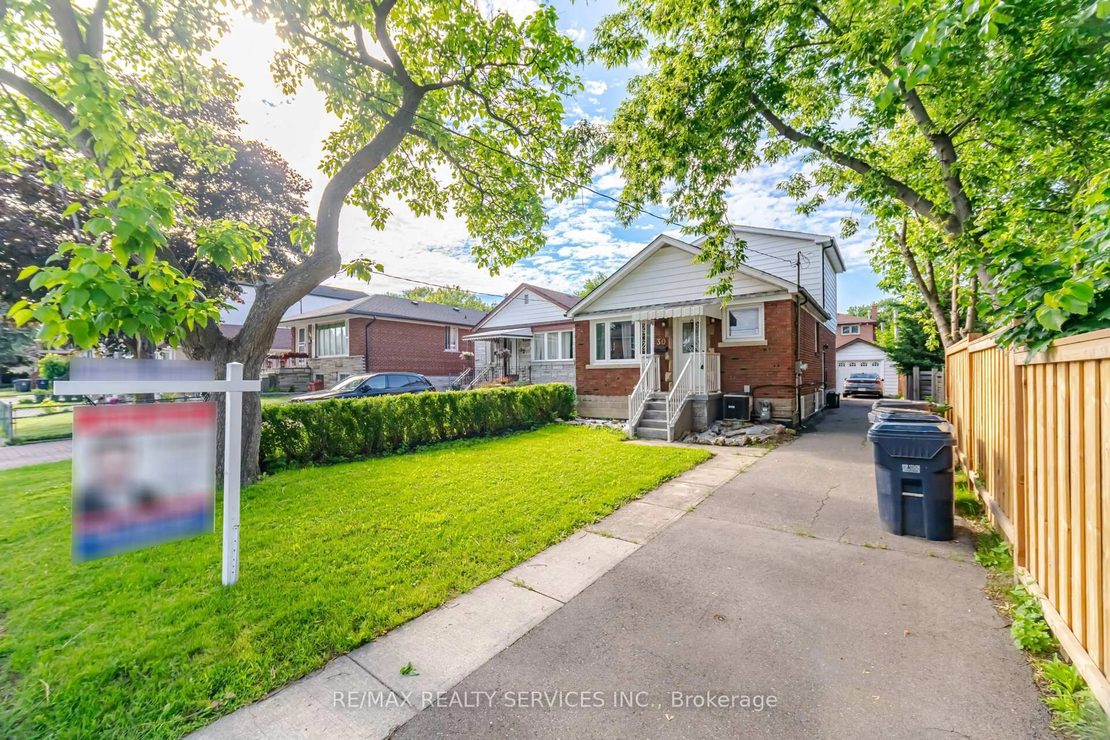 A pic from outside/outdoor area/front of a property/back of a property/a pic from drone, street for 30 Elder Ave, Toronto Ontario M8W 1S4