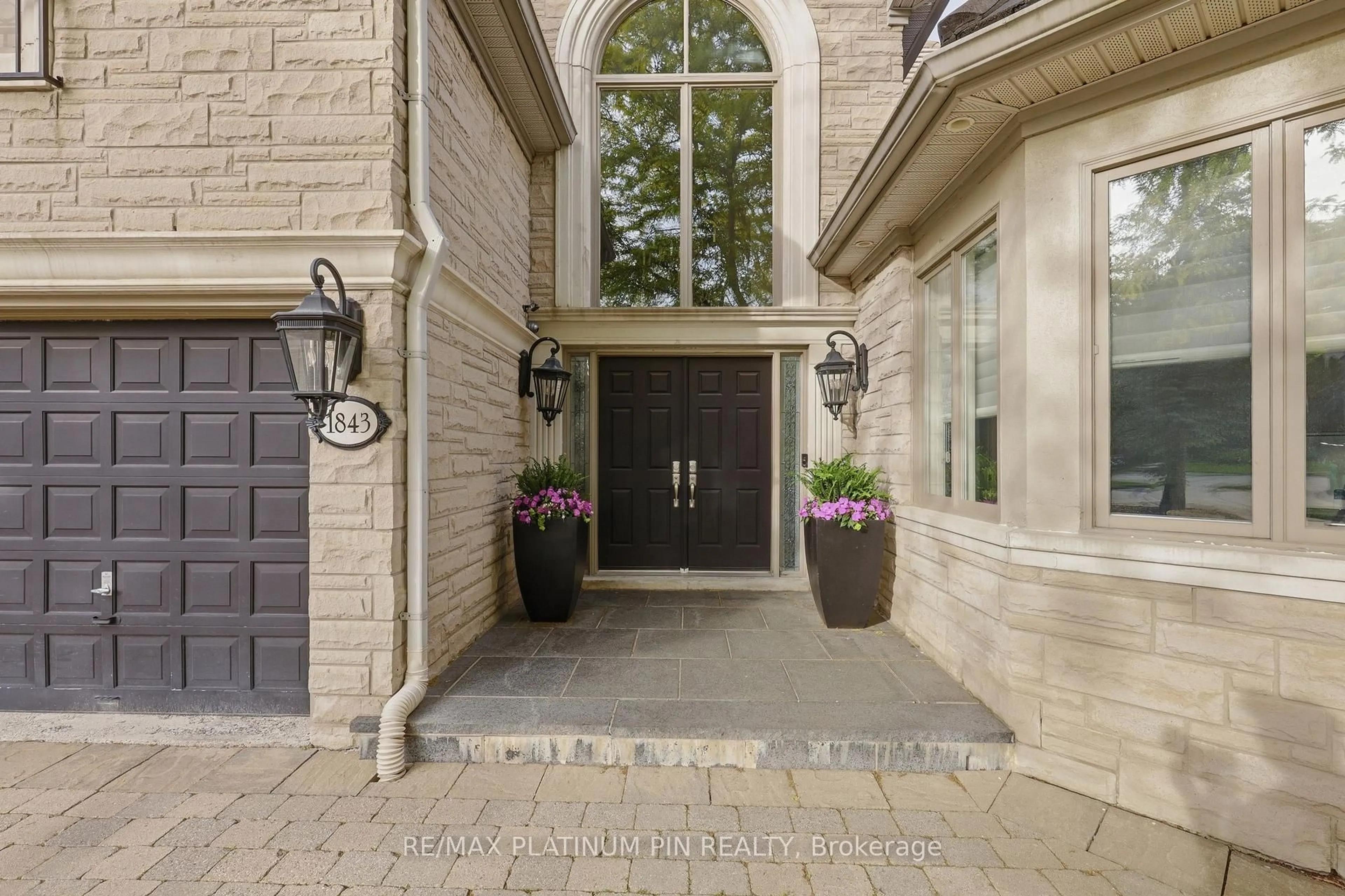 Indoor entryway for 1843 O'Neil Crt, Mississauga Ontario L5L 5X6