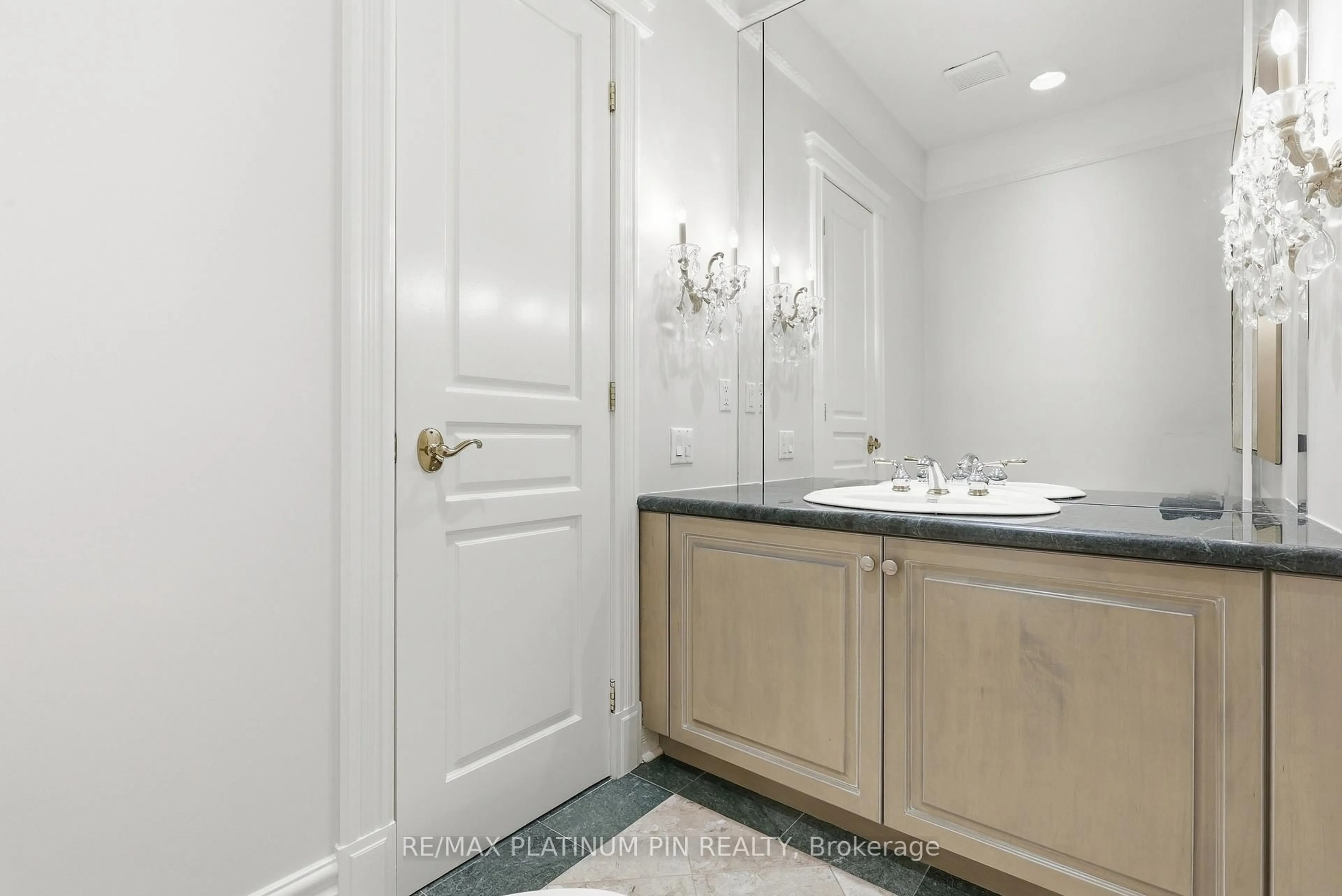 Standard bathroom, ceramic/tile floor for 1843 O'Neil Crt, Mississauga Ontario L5L 5X6