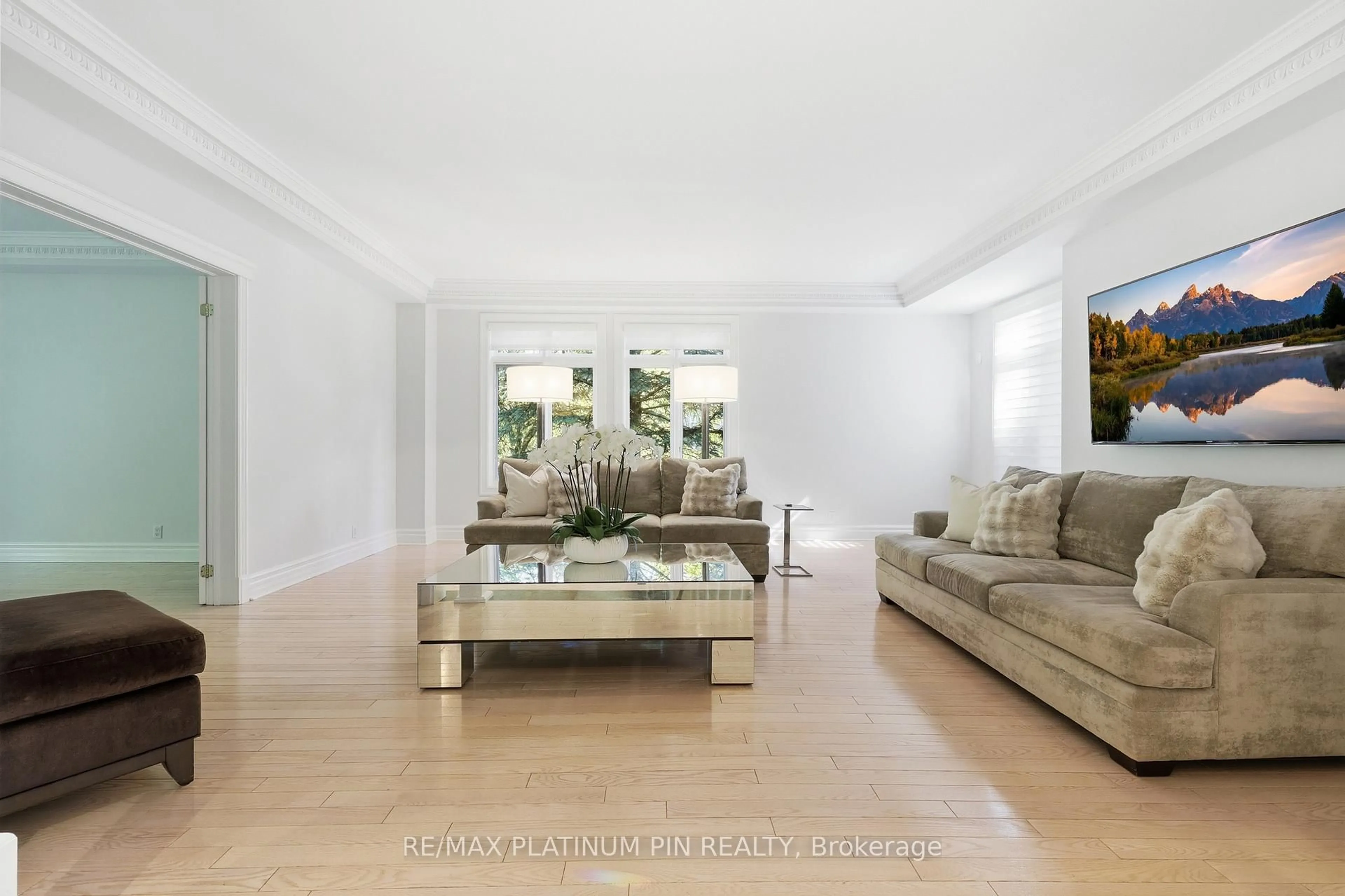 Living room with furniture, unknown for 1843 O'Neil Crt, Mississauga Ontario L5L 5X6