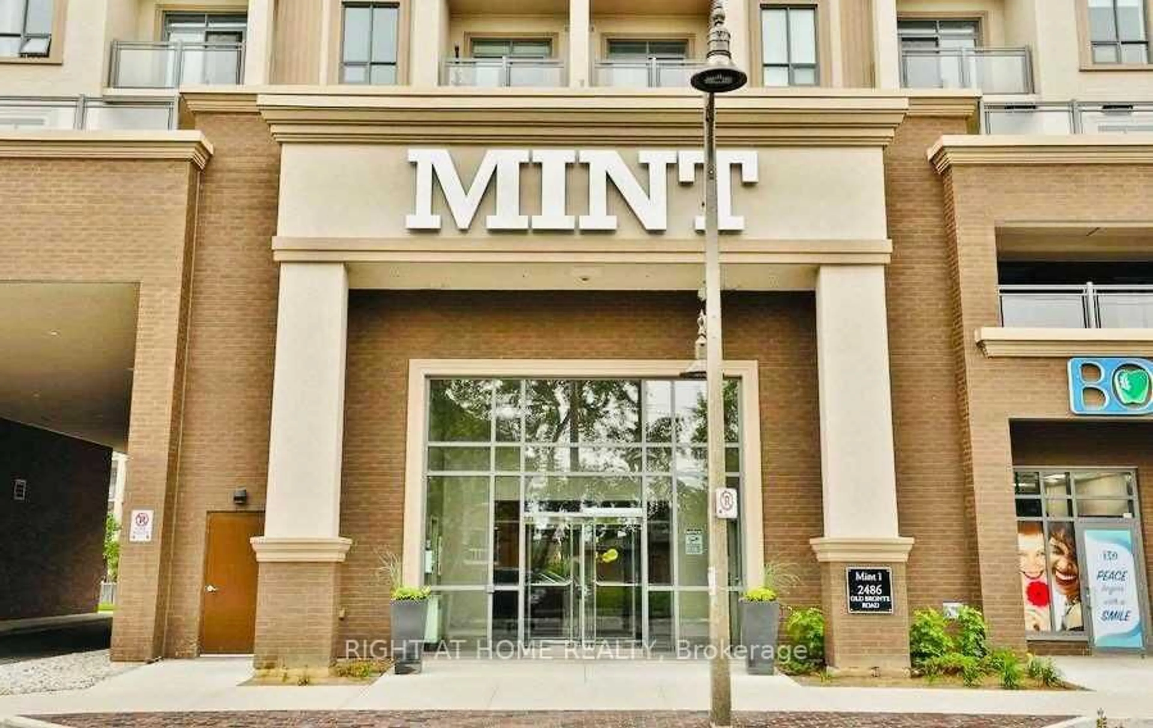 Indoor foyer for 2486 Old Bronte Rd #518, Oakville Ontario L6M 4J2