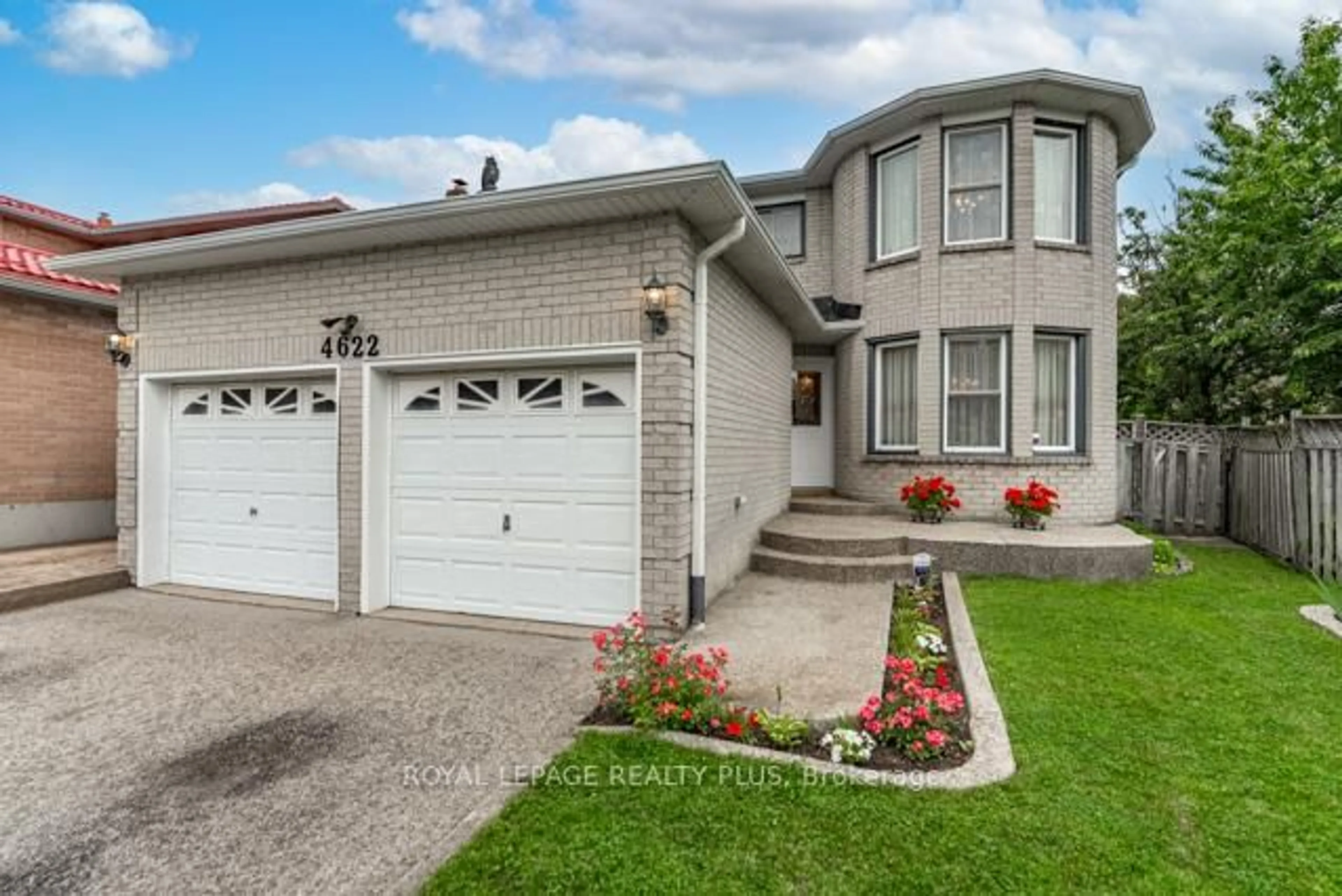 Home with vinyl exterior material, street for 4622 Bismark Cres, Mississauga Ontario L5R 1K2