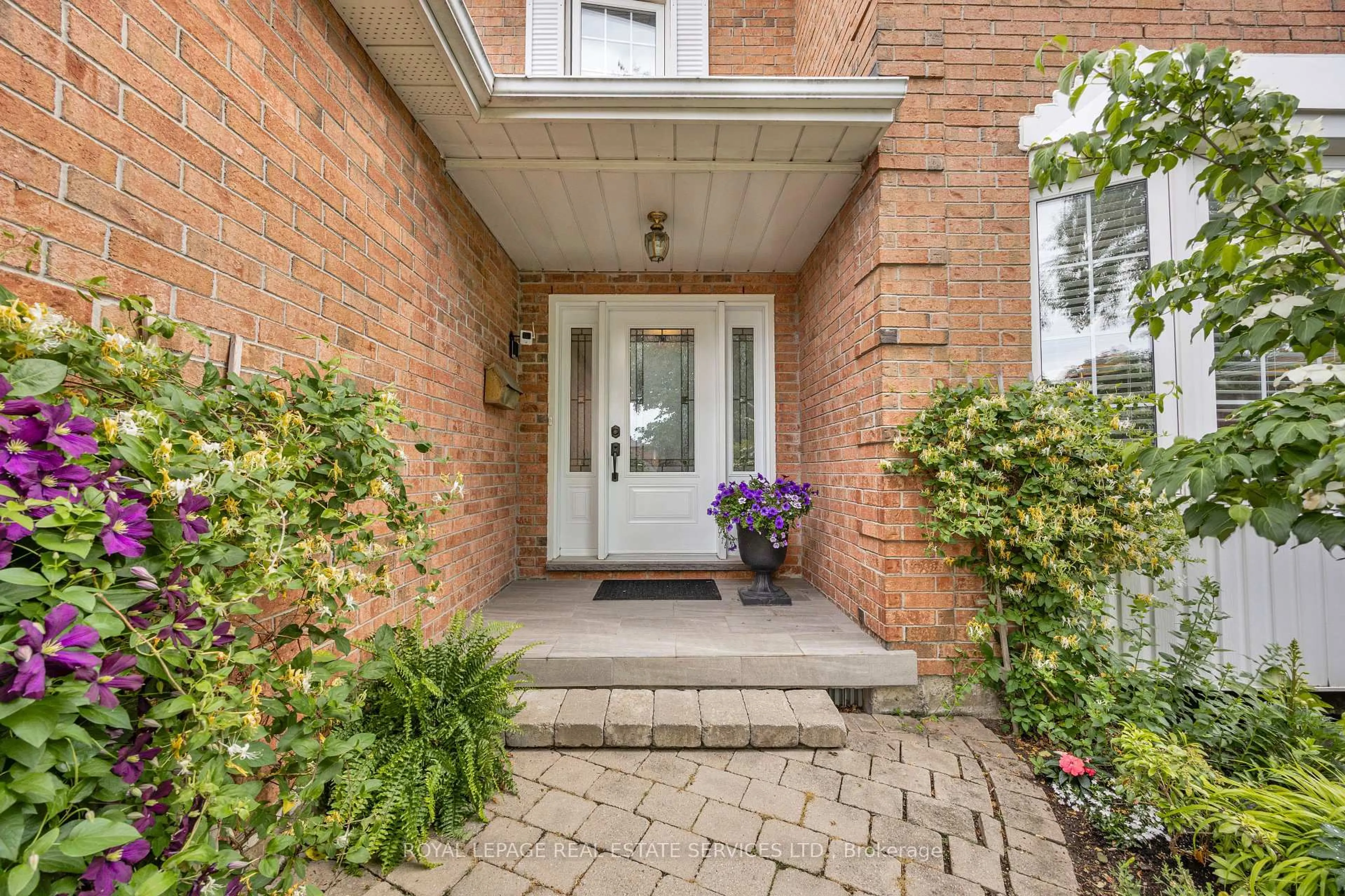 Indoor entryway for 13 Oakington Pl, Mississauga Ontario L5N 3V9
