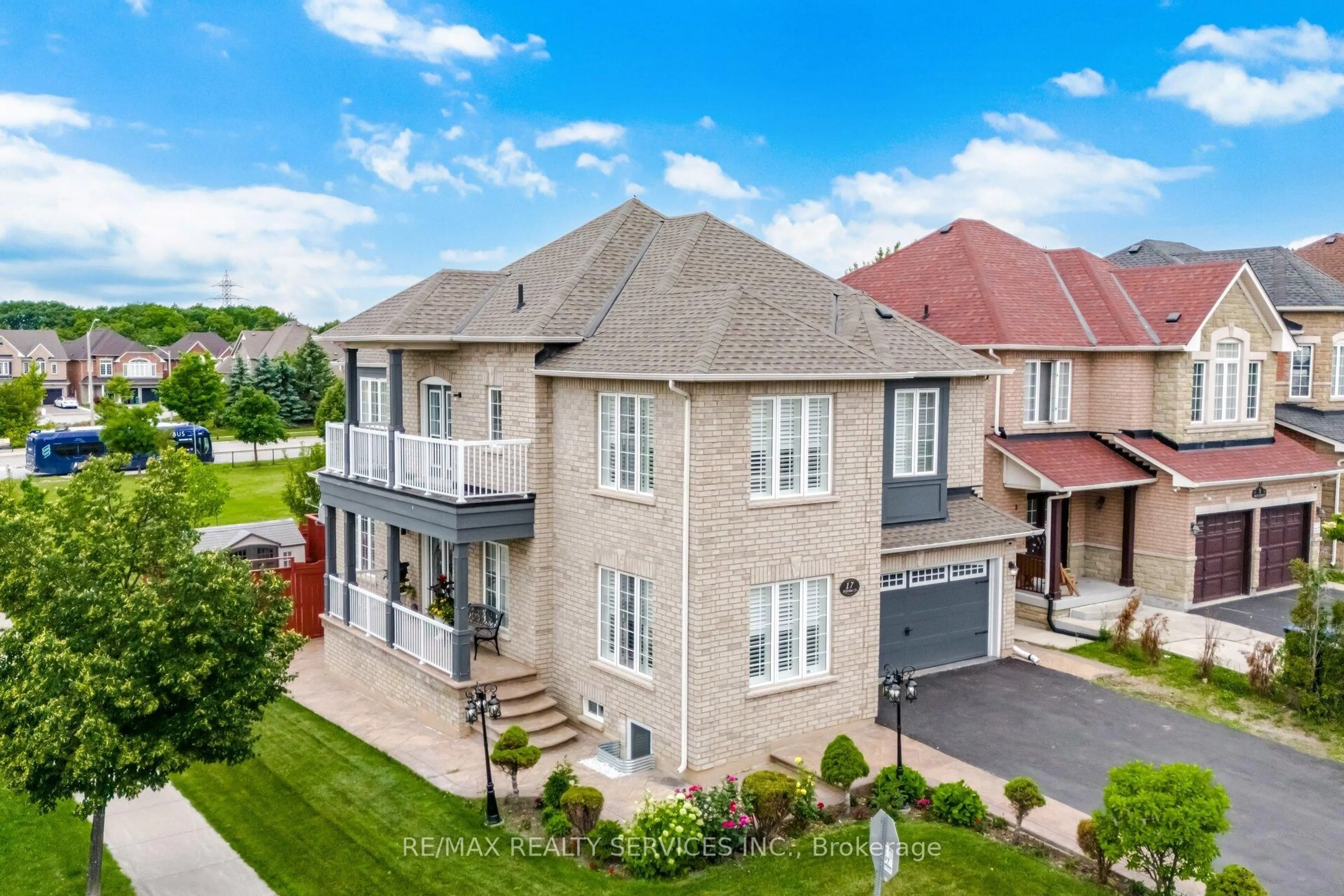 A pic from outside/outdoor area/front of a property/back of a property/a pic from drone, street for 17 Pefferlaw Circ, Brampton Ontario L6Y 0K2