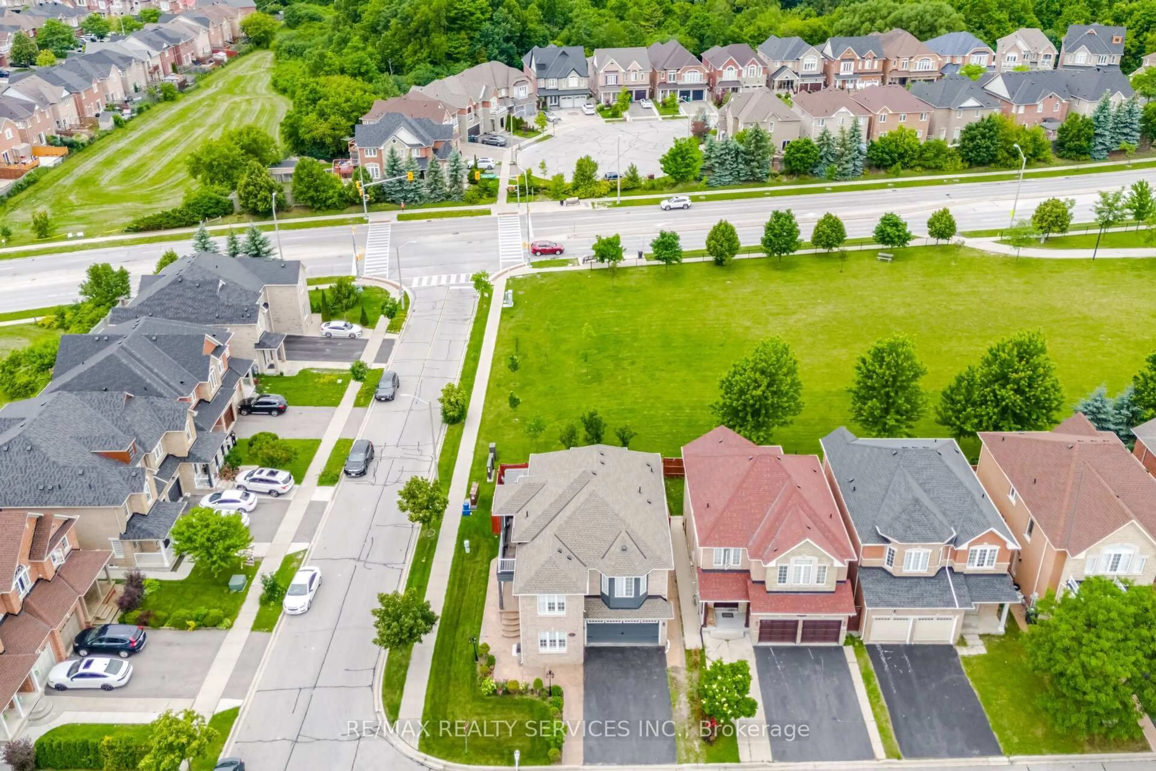 A pic from outside/outdoor area/front of a property/back of a property/a pic from drone, street for 17 Pefferlaw Circ, Brampton Ontario L6Y 0K2