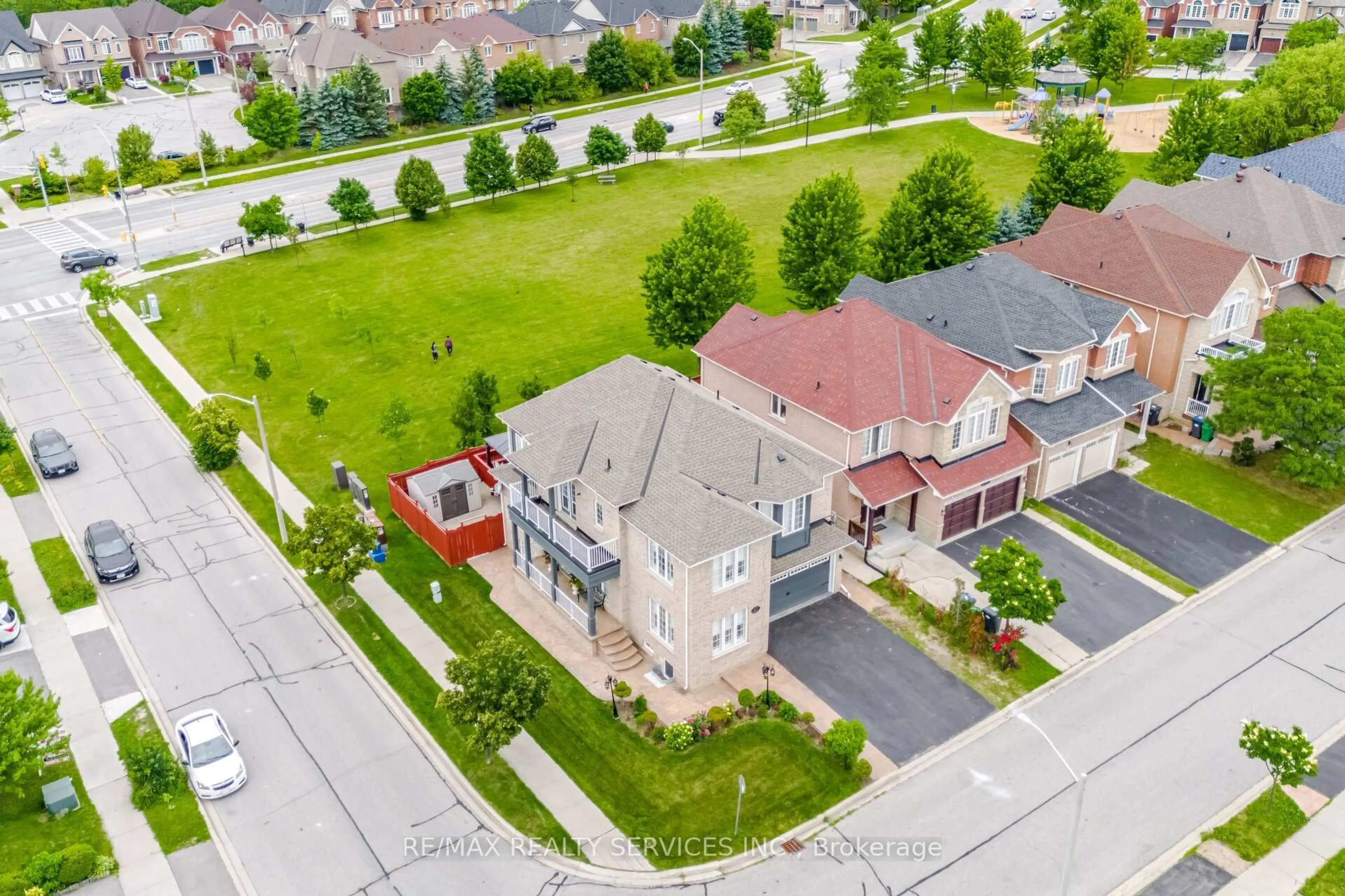 A pic from outside/outdoor area/front of a property/back of a property/a pic from drone, street for 17 Pefferlaw Circ, Brampton Ontario L6Y 0K2