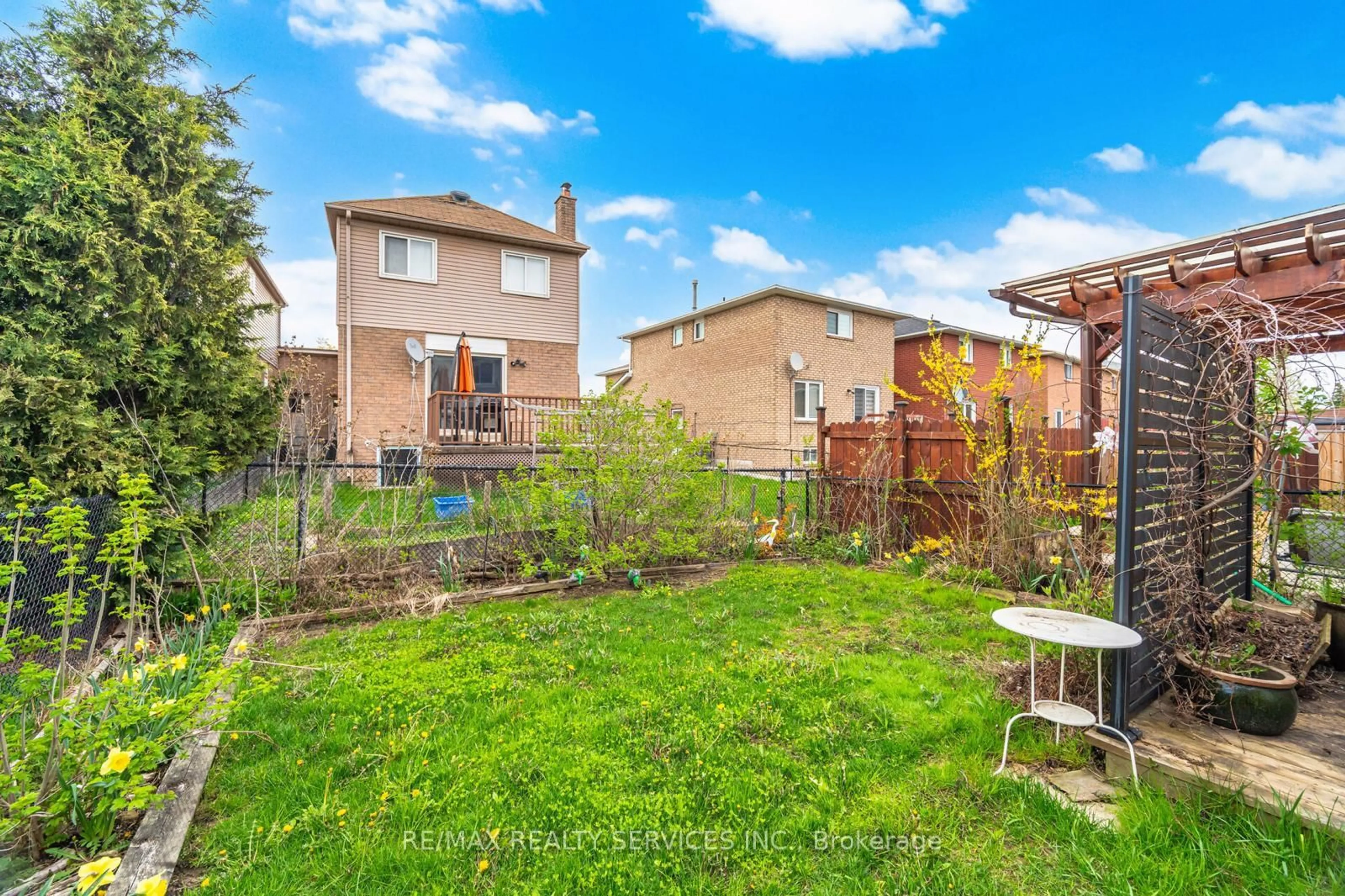 Patio, street for 37 Solway Ave, Brampton Ontario L6Z 4E4