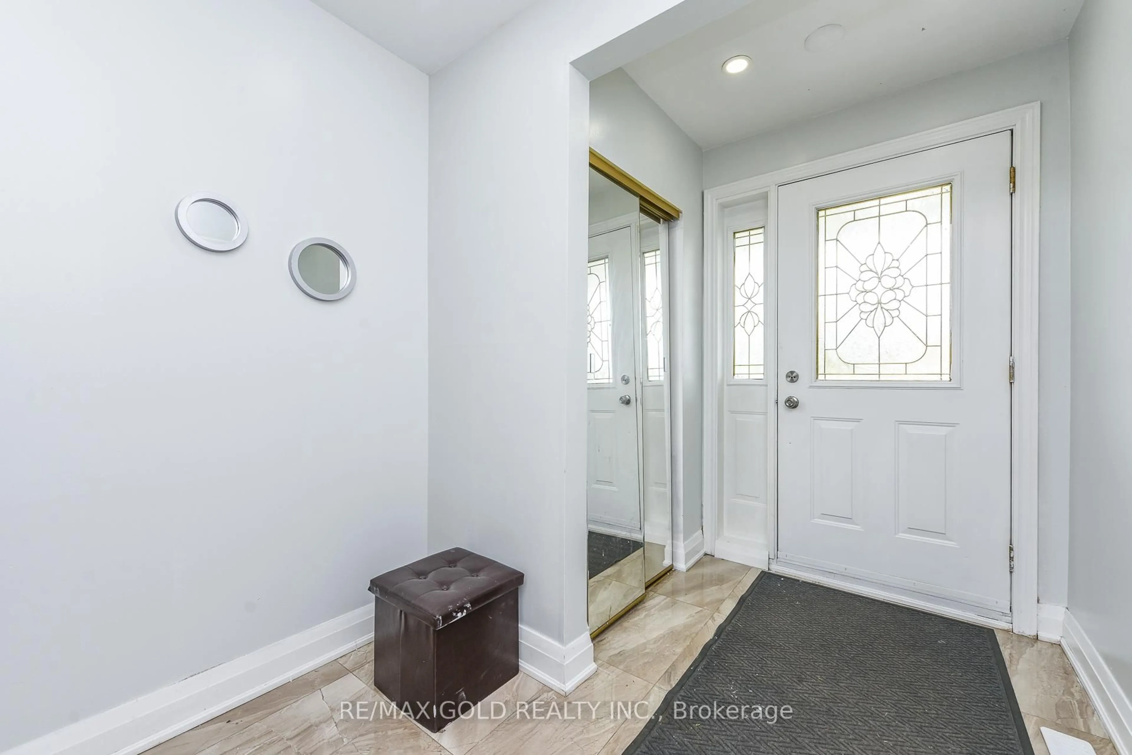 Indoor entryway for 3773 Darla Dr, Mississauga Ontario L4T 2E1